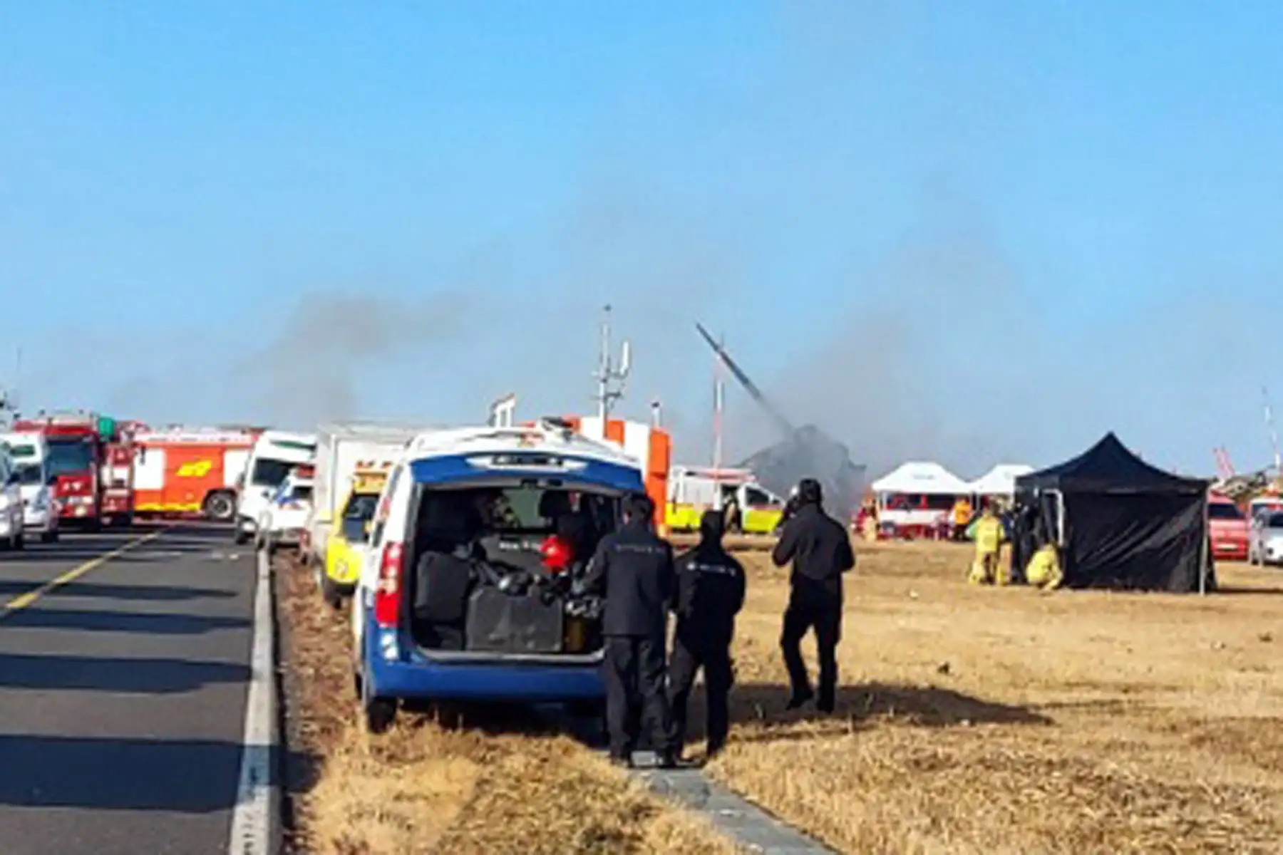 Una fotografía proporcionada por el Servicio de Bomberos de Jeonbuk muestra ambulancias llegando al lugar del accidente donde un avión de pasajeros con 181 personas a bordo se estrelló en el Aeropuerto Internacional de Muan en Muan, 288 kilómetros al suroeste de Seúl, Corea del Sur.
Foto: EFE