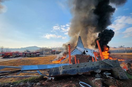 Se accidenta avión con 181 personas a bordo en Corea del Sur