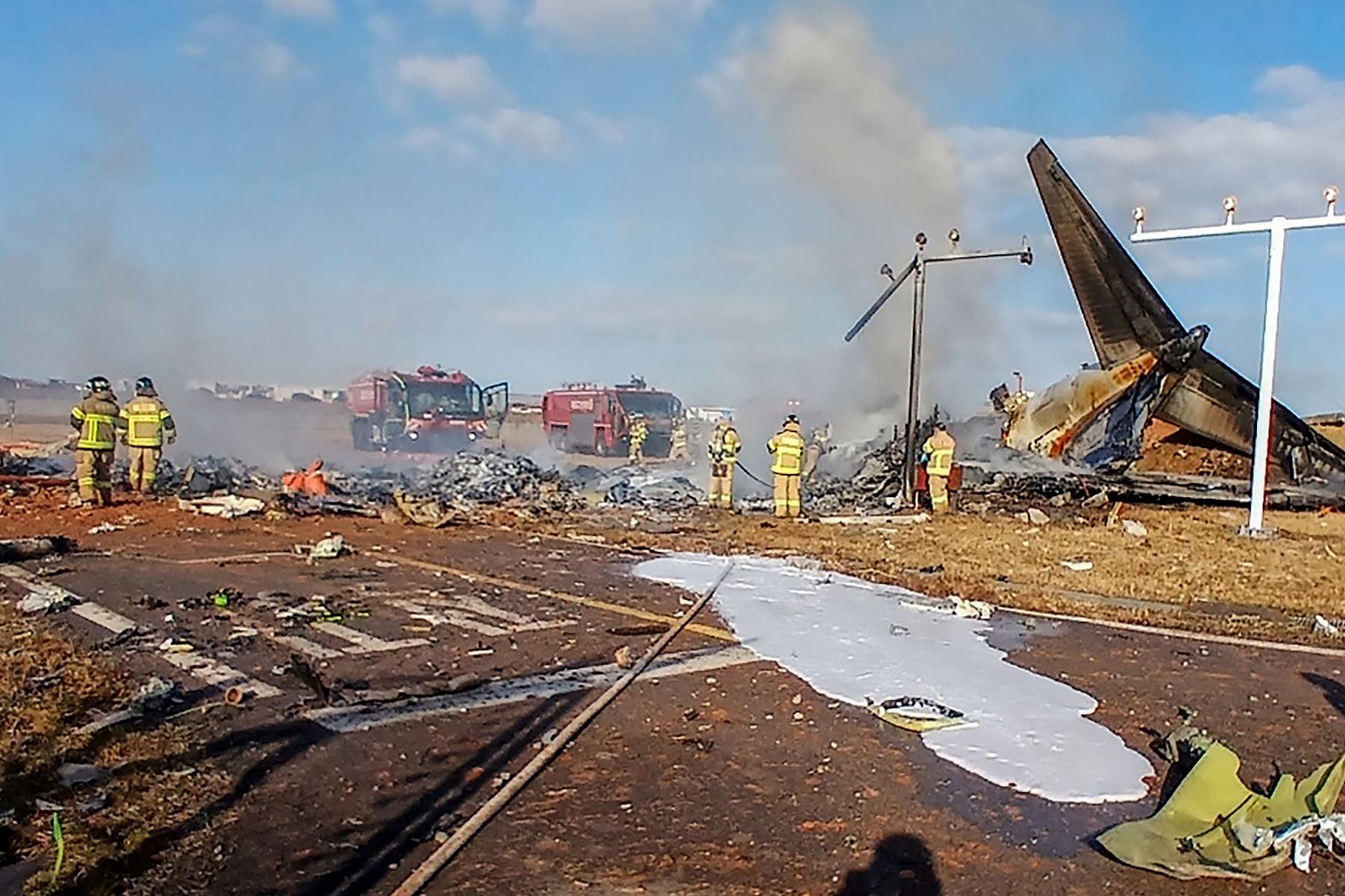 Al menos 28 personas han fallecido este domingo después de que un avión comercial con 181 pasajeros se saliera de pista y chocara contra un vallado tras aterrizar en el aeropuerto internacional de Muan, en la provincia surcoreana de Jeolla del Sur (suroreste), informaron bomberos y Policía citados por la agencia Yonhap.
Foto: AFP