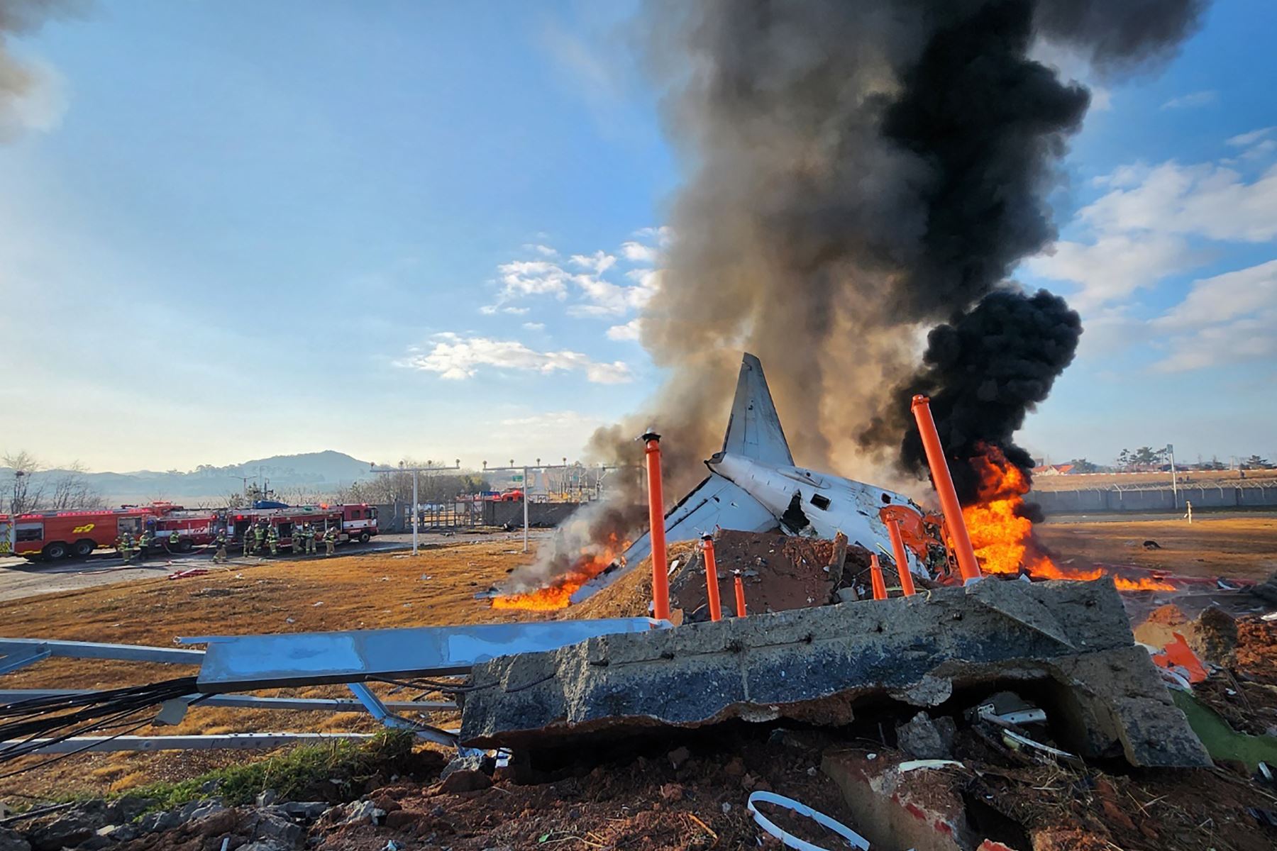 Al menos 28 personas han fallecido este domingo después de que un avión comercial con 181 pasajeros se saliera de pista y chocara contra un vallado tras aterrizar en el aeropuerto internacional de Muan, en la provincia surcoreana de Jeolla del Sur (suroreste), informaron bomberos y Policía citados por la agencia Yonhap.
Foto: AFP