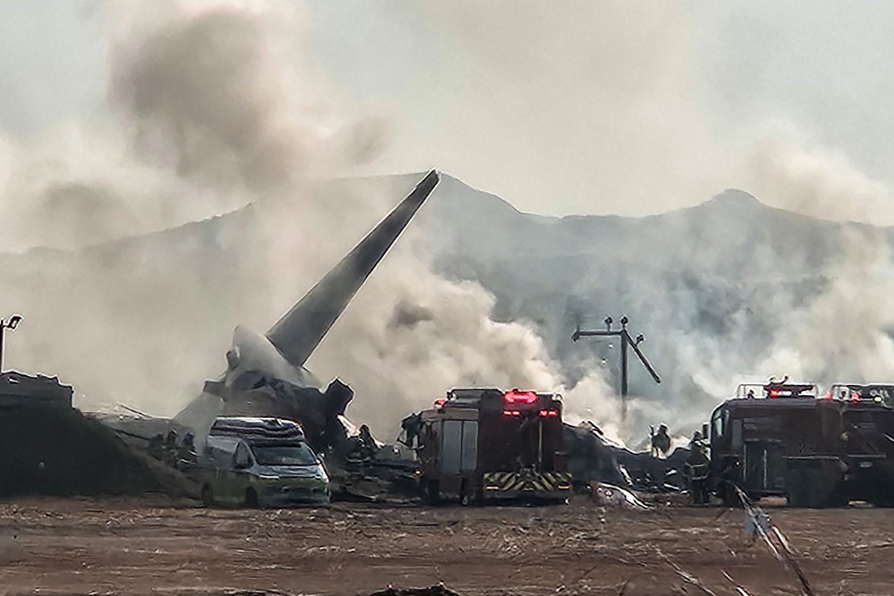 El humo se eleva desde la sección de cola de un avión de la serie Jeju Air Boeing 737-800 después de que el avión se estrellara y estallara en llamas en el Aeropuerto Internacional de Muan en la provincia de Jeolla del Sur, a unos 288 kilómetros al suroeste de Seúl.
Foto: AFP