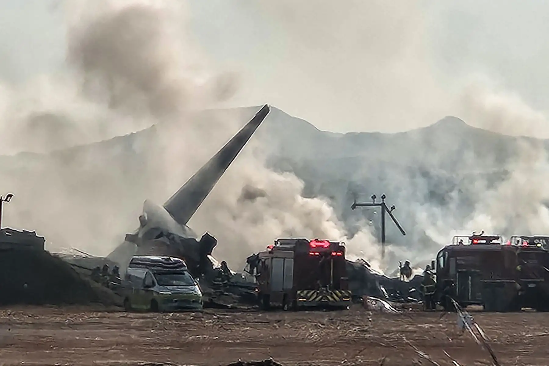 El humo se eleva desde la sección de cola de un avión de la serie Jeju Air Boeing 737-800 después de que el avión se estrellara y estallara en llamas en el Aeropuerto Internacional de Muan en la provincia de Jeolla del Sur, a unos 288 kilómetros al suroeste de Seúl.
Foto: AFP