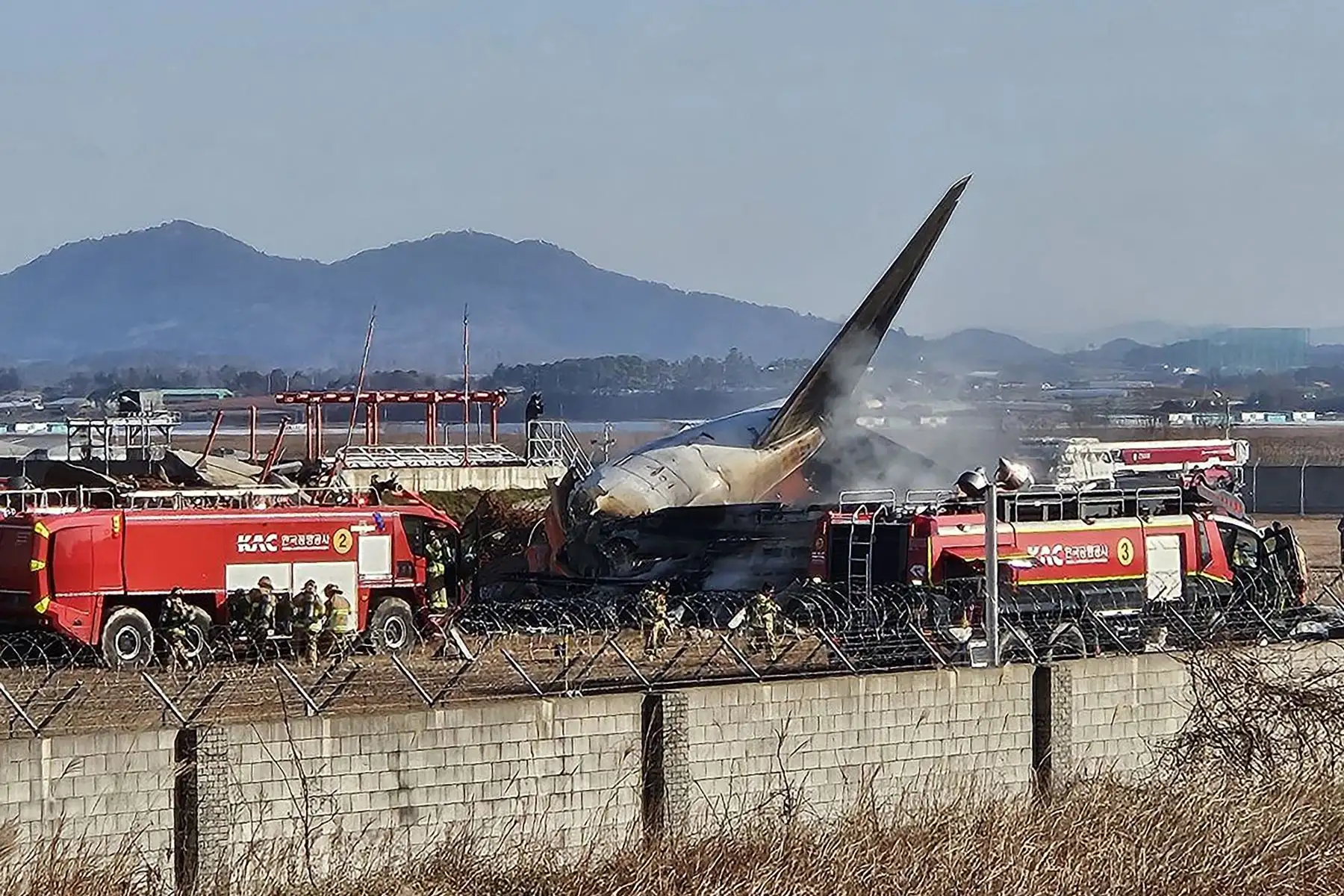 Al menos 28 personas han fallecido este domingo después de que un avión comercial con 181 pasajeros se saliera de pista y chocara contra un vallado tras aterrizar en el aeropuerto internacional de Muan, en la provincia surcoreana de Jeolla del Sur (suroreste), informaron bomberos y Policía citados por la agencia Yonhap.
Foto: AFP