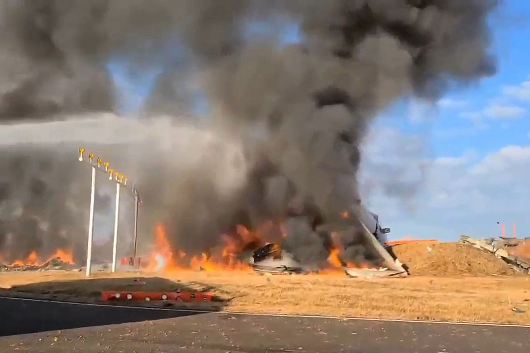 El avión de la serie Boeing 737-800 de Jeju Air se ve junto a los vehículos de rescate después de que  se estrellara  en el Aeropuerto Internacional de Muan en la provincia de Jeolla del Sur, a unos 288 kilómetros al suroeste de Seúl.
Foto: AFP