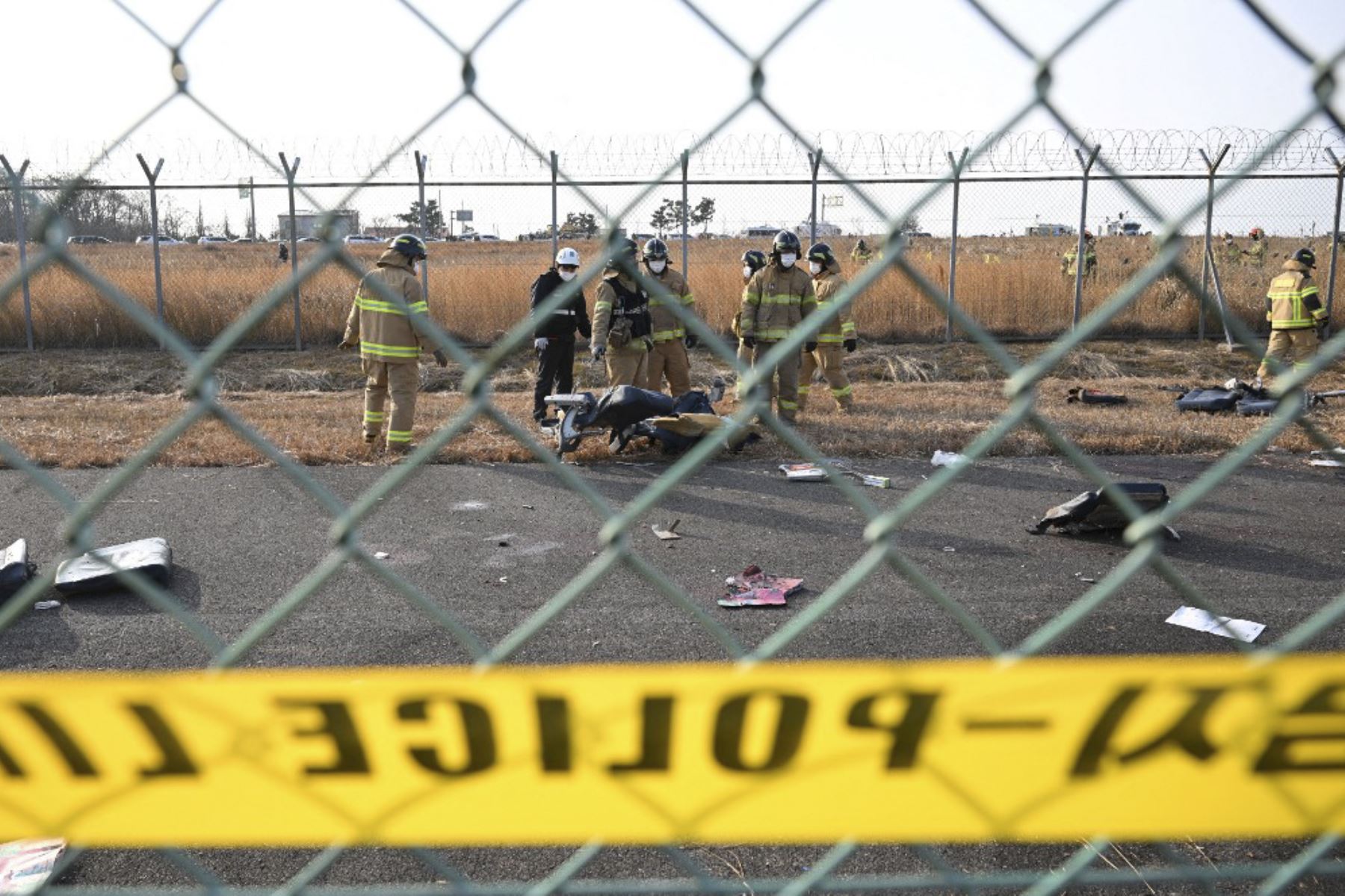 Los bomberos y el personal de rescate trabajan cerca de la escena donde un avión de la serie Boeing 737-800 de Jeju Air se estrelló y se incendió en el Aeropuerto Internacional de Muan, en la provincia de South Jeolla, a unos 288 kilómetros al suroeste de Seúl, el 29 de diciembre de 2024. Un avión de Jeju Air que transportaba a 181 personas de Bangkok a Corea del Sur se estrelló al llegar el 29 de diciembre, chocando con una barrera y estallando en llamas, con solo dos supervivientes rescatados hasta ahora