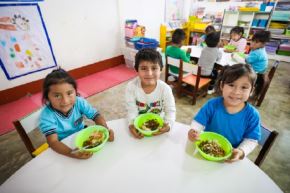 El Midis iniciará el 2025 la implementación progresiva del nuevo Programa de Alimentación Escolar Comunitaria Wasi Mikuna, que brindará atención a más de 4.1 millones de escolares de 65 mil instituciones educativas públicas.