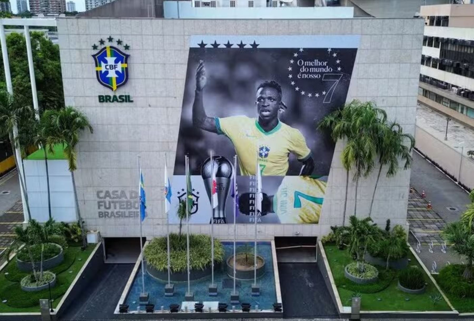 La sede de la CBF se cubrió con la imagen de Vinícius Júnior