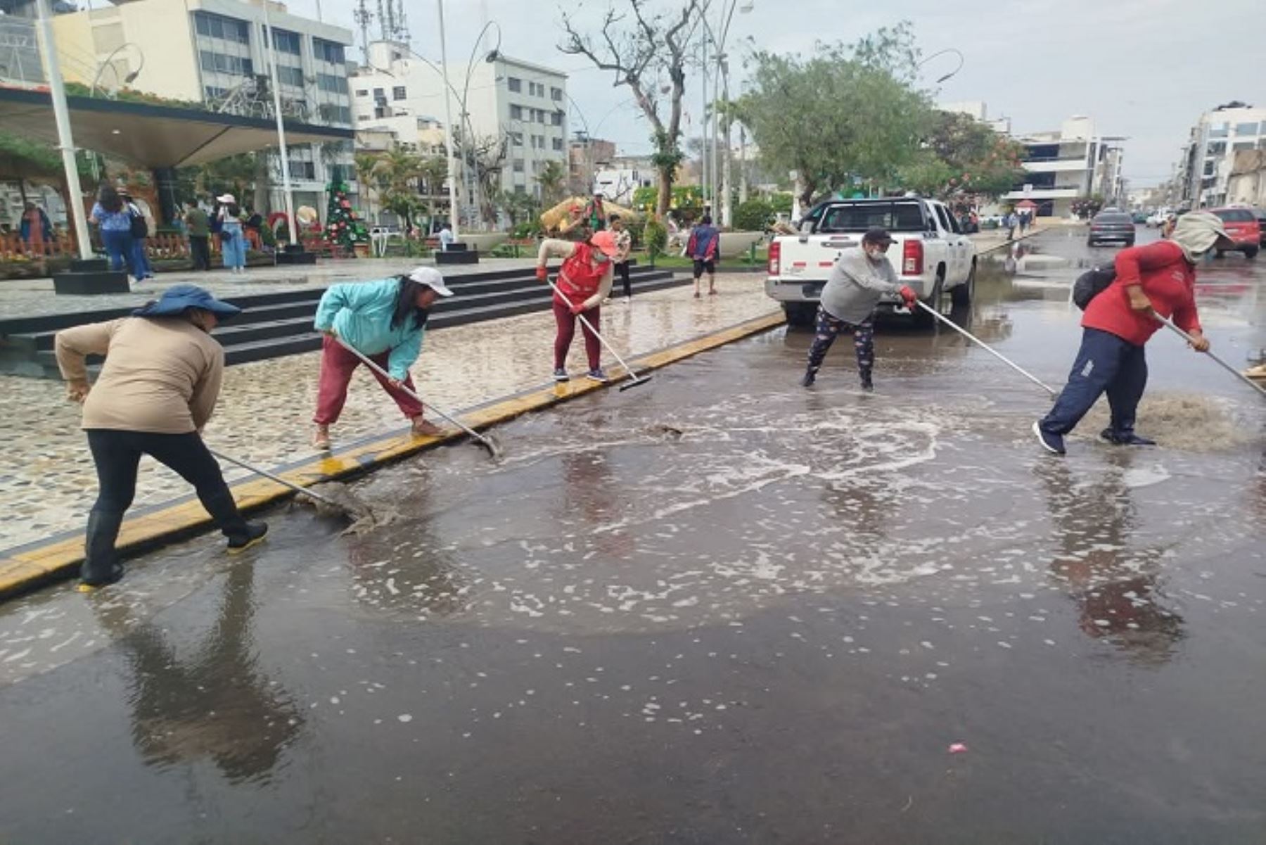 Lambayeque: brigadas de obreros evacuan aguas pluviales en puntos estratégicos de Chiclayo