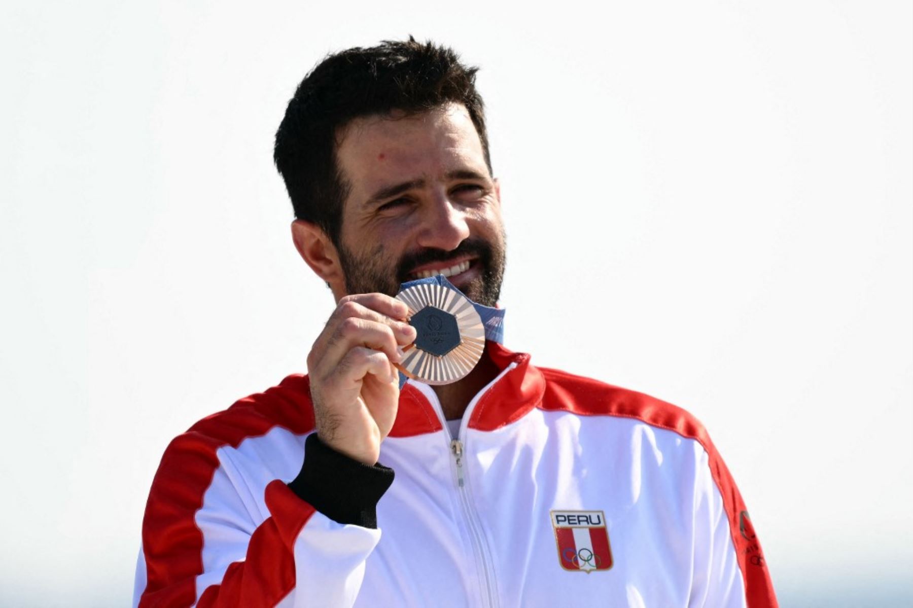 La medalla de bronce obtenida por Stefano Peschiera en vela durante los Juegos Olímpicos de París 2024 marcó un hito significativo para el deporte peruano este 2024. Este logro puso fin a una espera de 32 años sin medallas olímpicas para Perú, desde la plata conseguida por Juan Giha en tiro en Barcelona 1992. Revive lo mejor del deporte peruano en este recuento fotográfico. (Foto de Christophe SIMON / AFP)