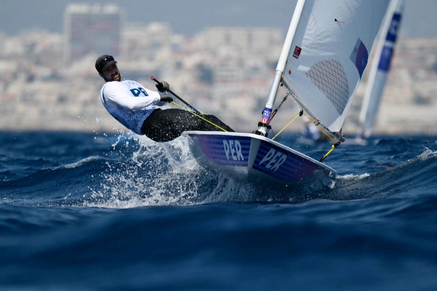 El peruano Stefano Peschiera durante la competencia de vela de los Juegos Olímpicos de París 2024 en el puerto deportivo Roucas-Blanc en Marsella el 1 de agosto de 2024. (Foto de Christophe SIMON / AFP)