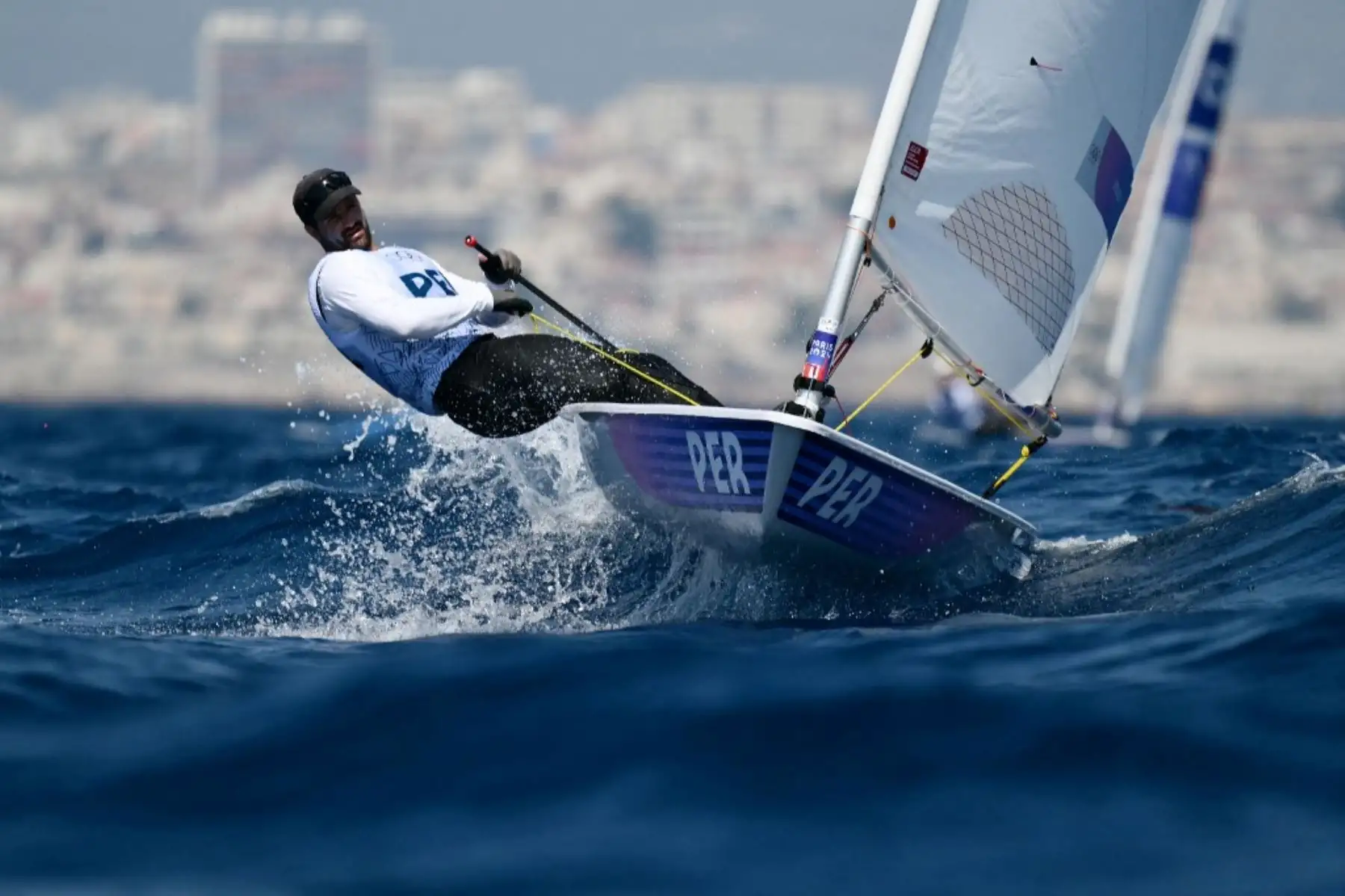 El peruano Stefano Peschiera entrena entre carreras del evento menís ILCA 7 bote de una sola mano durante la competencia de vela de los Juegos Olímpicos de París 2024 en el puerto deportivo Roucas-Blanc en Marsella el 1 de agosto de 2024. (Foto de Christophe SIMON / AFP)
