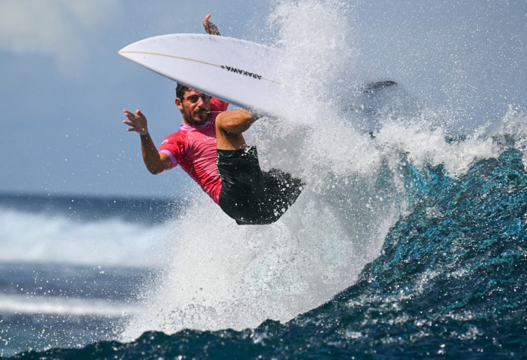 El peruano Alonso Correa hace un gran giro en la cara de la ola en las semifinales de surf masculino, durante los Juegos Olímpicos de París 2024, en Teahupo