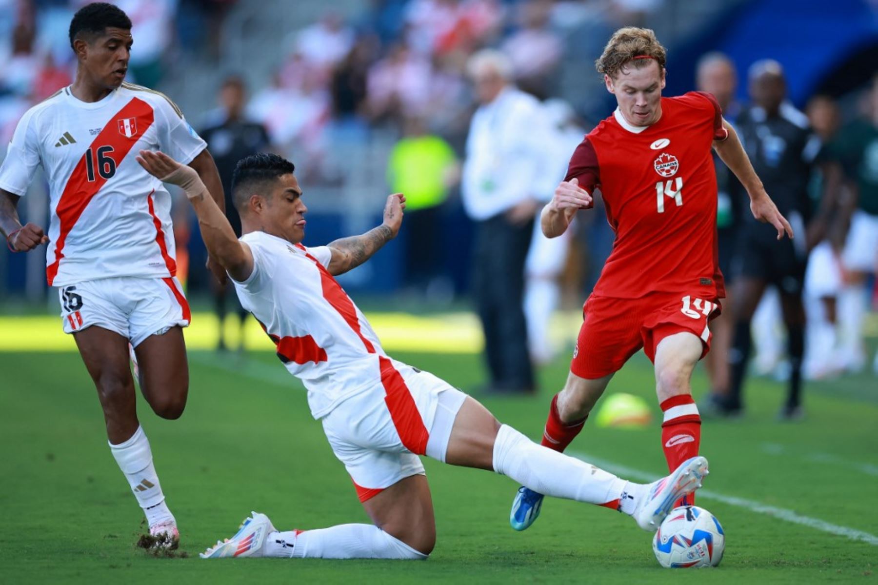 KANSAS CITY, KANSAS - 25 DE JUNIO: Anderson Santamaria de Perú lucha por la posesión con Jacob Shaffelburg de Canadá durante la CONMEBOL Copa América 2024 entre Perú y Canadá en Children