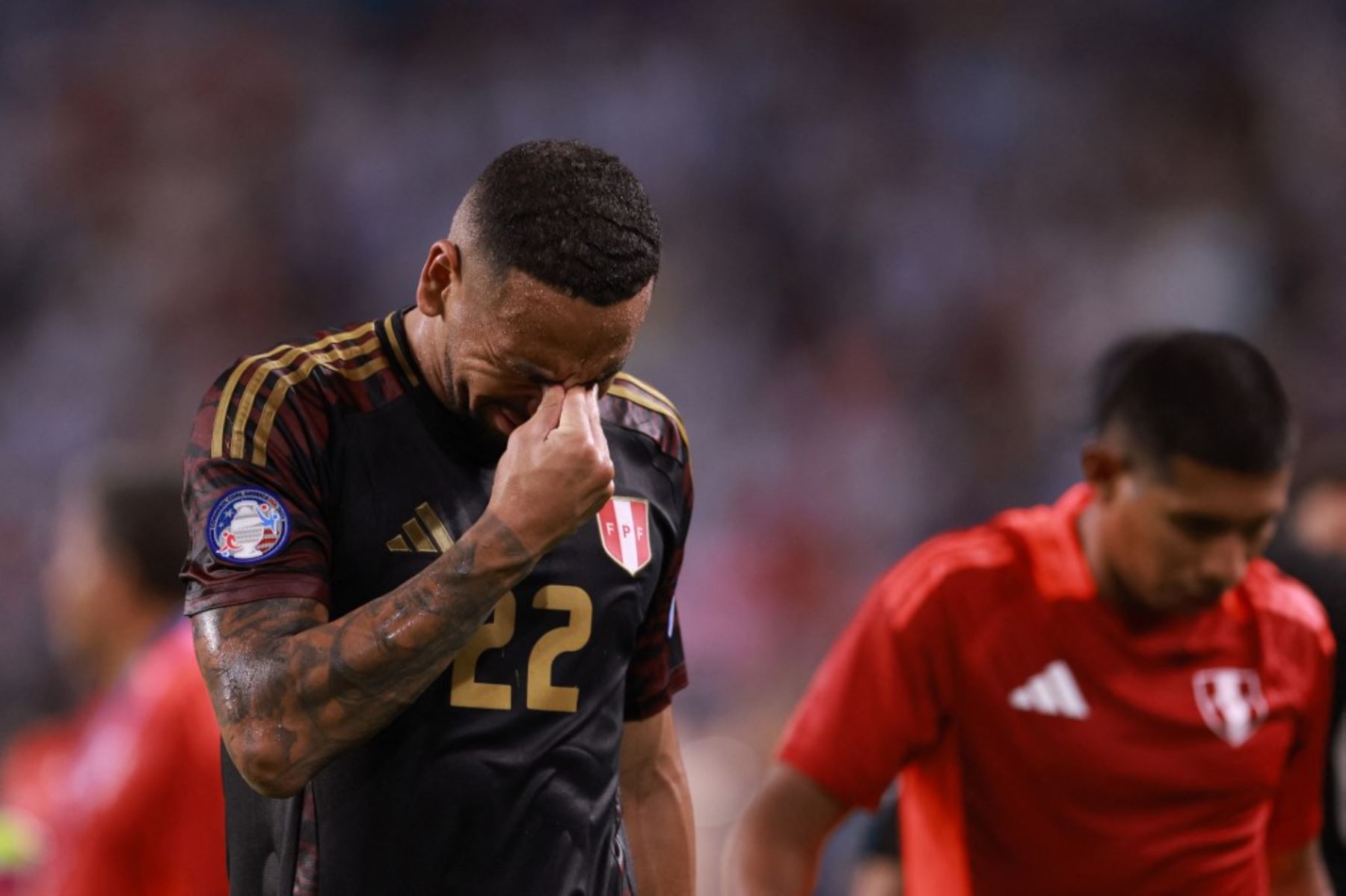 MIAMI GARDENS, FLORIDA - 29 DE JUNIO: Alexander Callens de Perú parece abatido después de la eliminación del equipo durante el partido del Grupo A de la CONMEBOL Copa América 2024 entre Argentina y Perú en el Hard Rock Stadium el 29 de junio de 2024 en Miami Gardens, Florida. Foto: (Carmen Mandato/Getty Images/AFP)