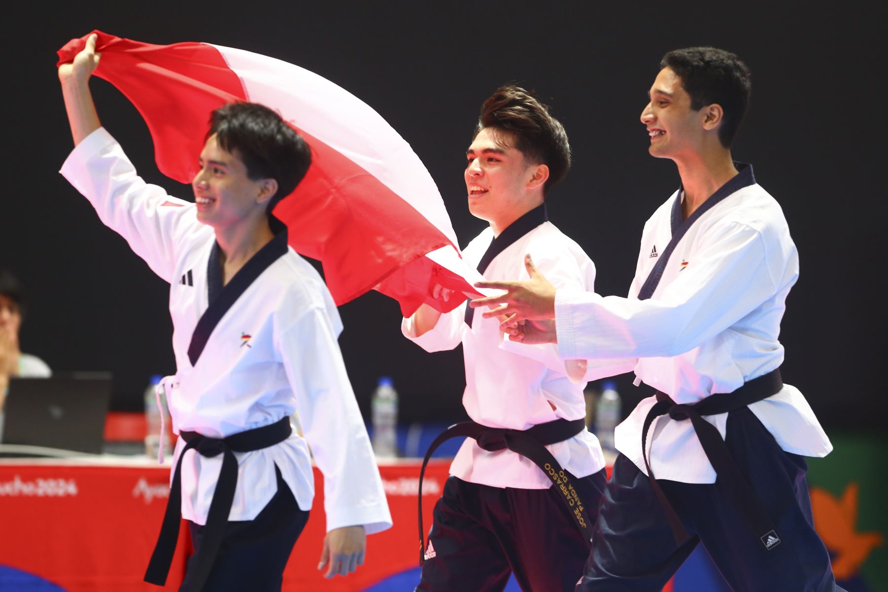 Los taekwondistas peruanos José Joaquín Carrasco, Mateo Sebastián Argomedo y Sebastián Andrés Guzmán conquistaron la medalla de oro en la competencia de taekwondo de los Juegos Bolivarianos Bicentenario Ayacucho 2024, enfrentándose a otros 4 países en la final de la categoría team freestyle masculino, desde el coliseo del colegio Mariscal Cáceres de Huamanga. Foto: ANDINA/Eddy Ramos