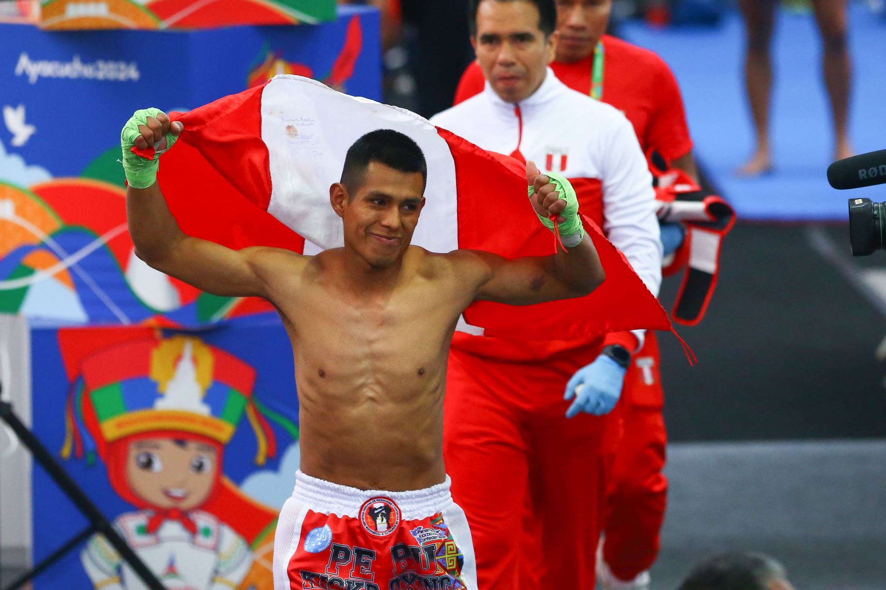 El deportista peruano Kenny Bellido Gamboa gana la medalla de oro en la disciplina kickboxing, 54 kg Masculino en los Juegos Bolivarianos Bicentenario Ayacucho 2024. La competencia se desarrolló en el colegio Nuestra Señora de las Mercedes de Huamanga. Foto: ANDINA/ Eddy Ramos