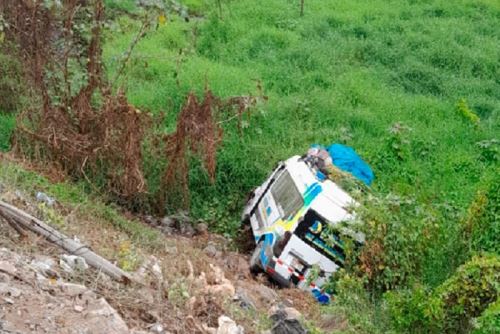 Trujillo: choque entre combi y moto dejó un muerto y 14 heridos en Poroto