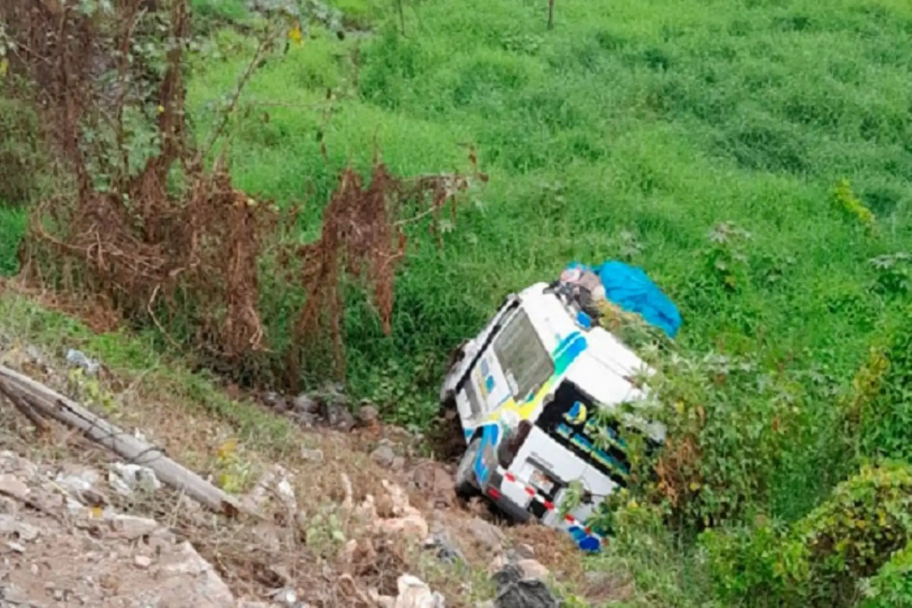 Trujillo: choque entre combi y moto dejó un muerto y 14 heridos en Poroto
