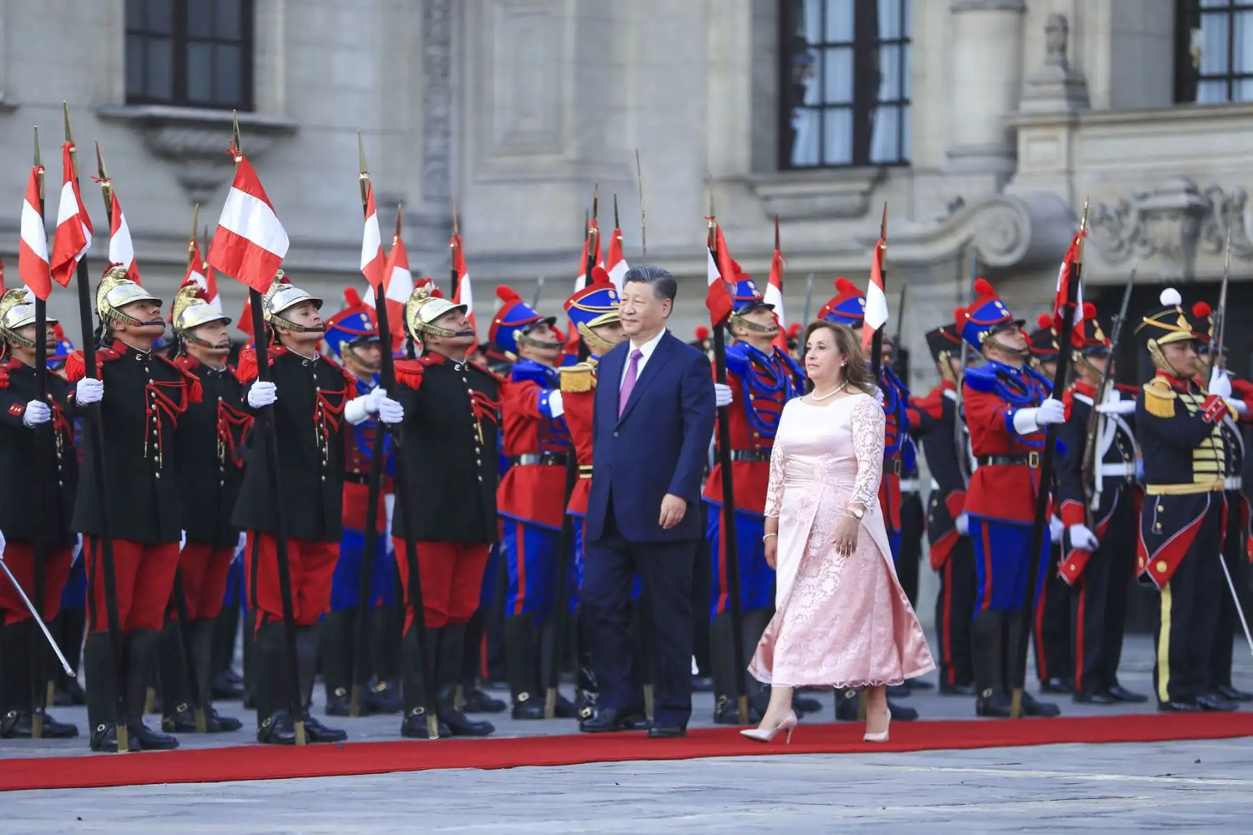 La presidenta de la república, Dina Ercilia Boluarte Zegarra, recibe al presidente de la República Popular China, Xi Jinping, tras la reciente visita de la presidenta Dina Boluarte a dicho país. El mandatario de China participará en las actividades oficiales de su visita de Estado y en la Semana de Líderes Económicos de APEC Perú 2024.
Foto: ANDINA/Prensa Presidencia