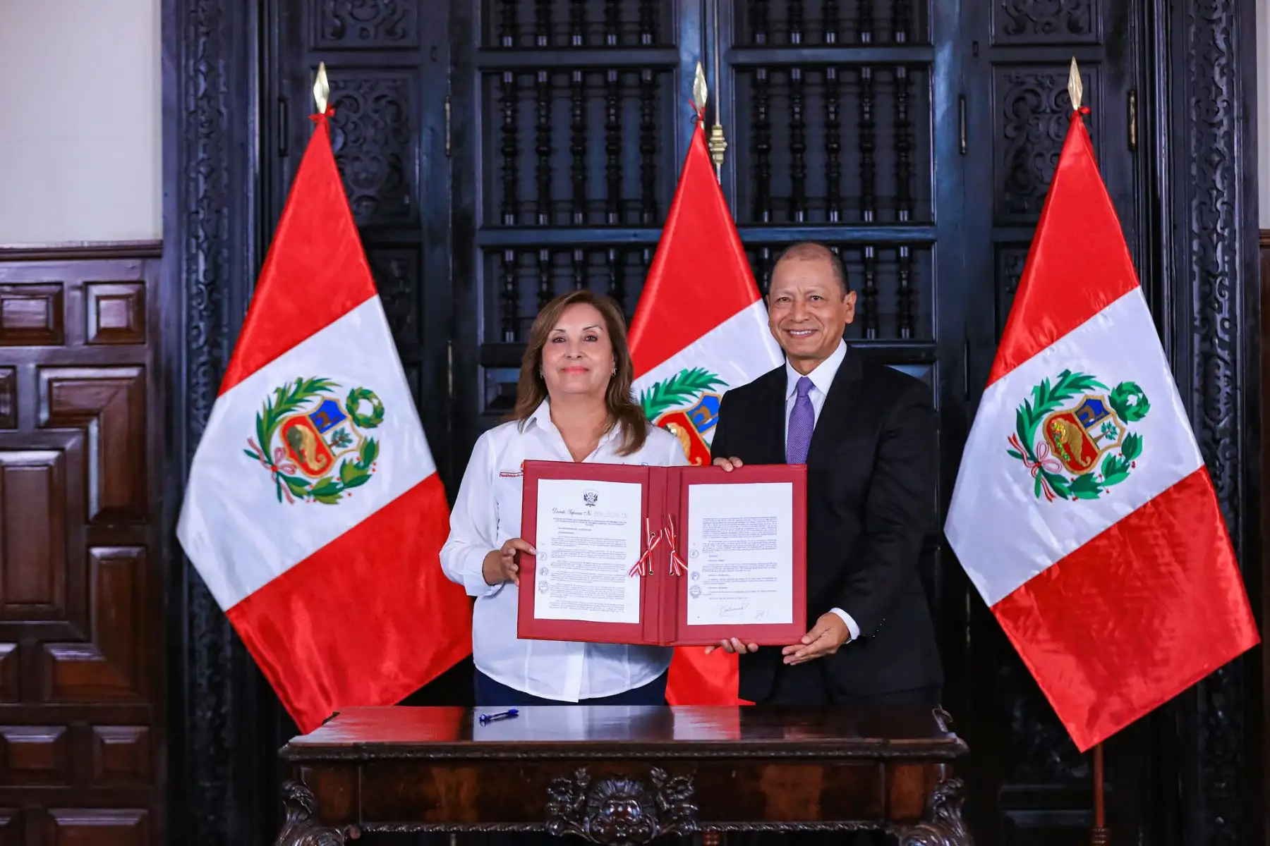Presidenta de la República, Dina Boluarte junto al  ministro de Trabajo , Daniel Maurate anuncian el Incremento de la Remuneración Mínima Vital (RMV).
Foto: ANDINA/ Presidencia