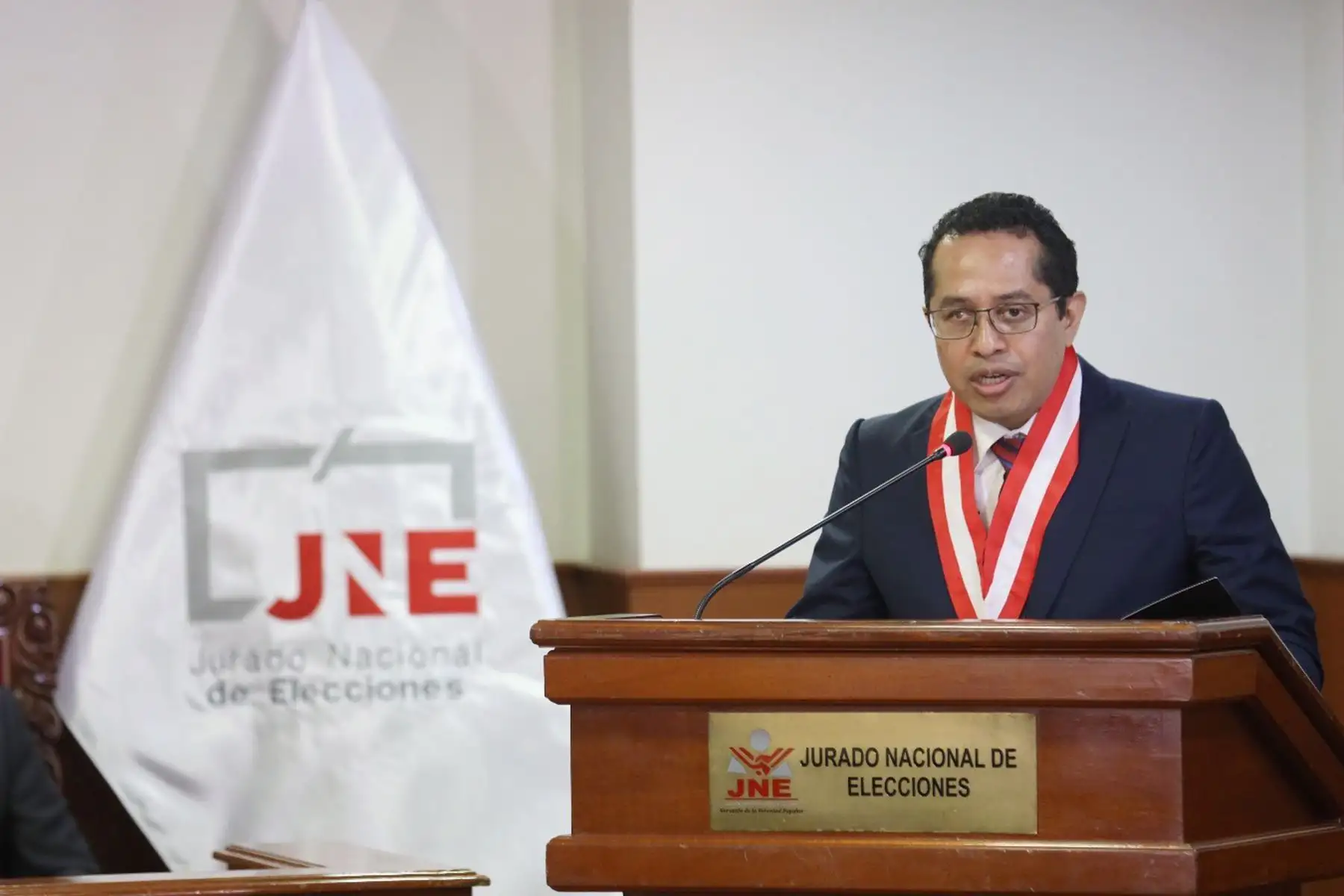 Presidente del JNE, Roberto Burneo Bermejo, jura en el cargo.
Foto: ANDINA/ Difusión