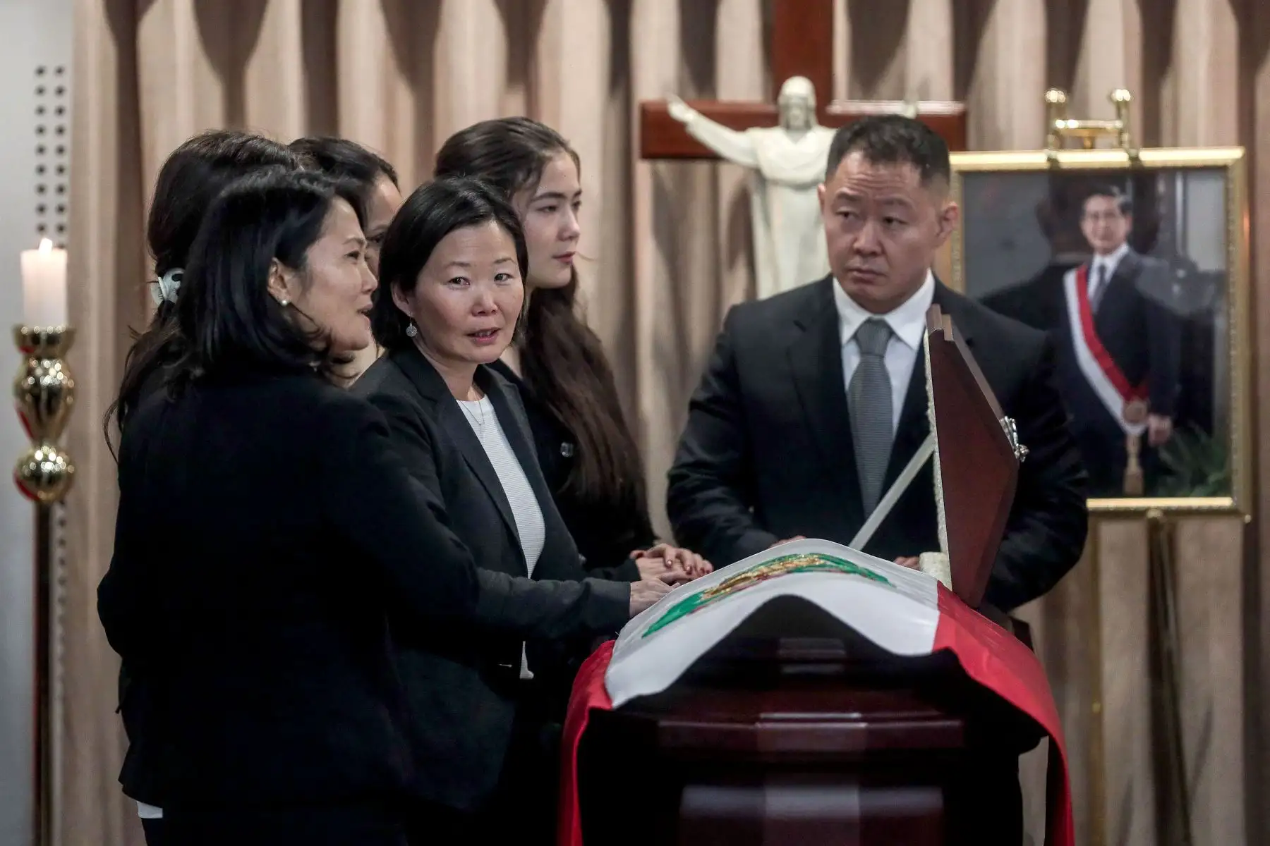 Galería política. Kenyi, Keiko y Sachi Fujimori rodean el féretro de su padre durante el velorio en el Museo de la Nación. Foto: ANDINA/ Connie Calderón