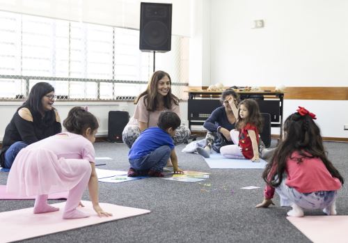 Arte y juego para niños en Centro Cultural de la Pontificia Universidad Católica del Perú.