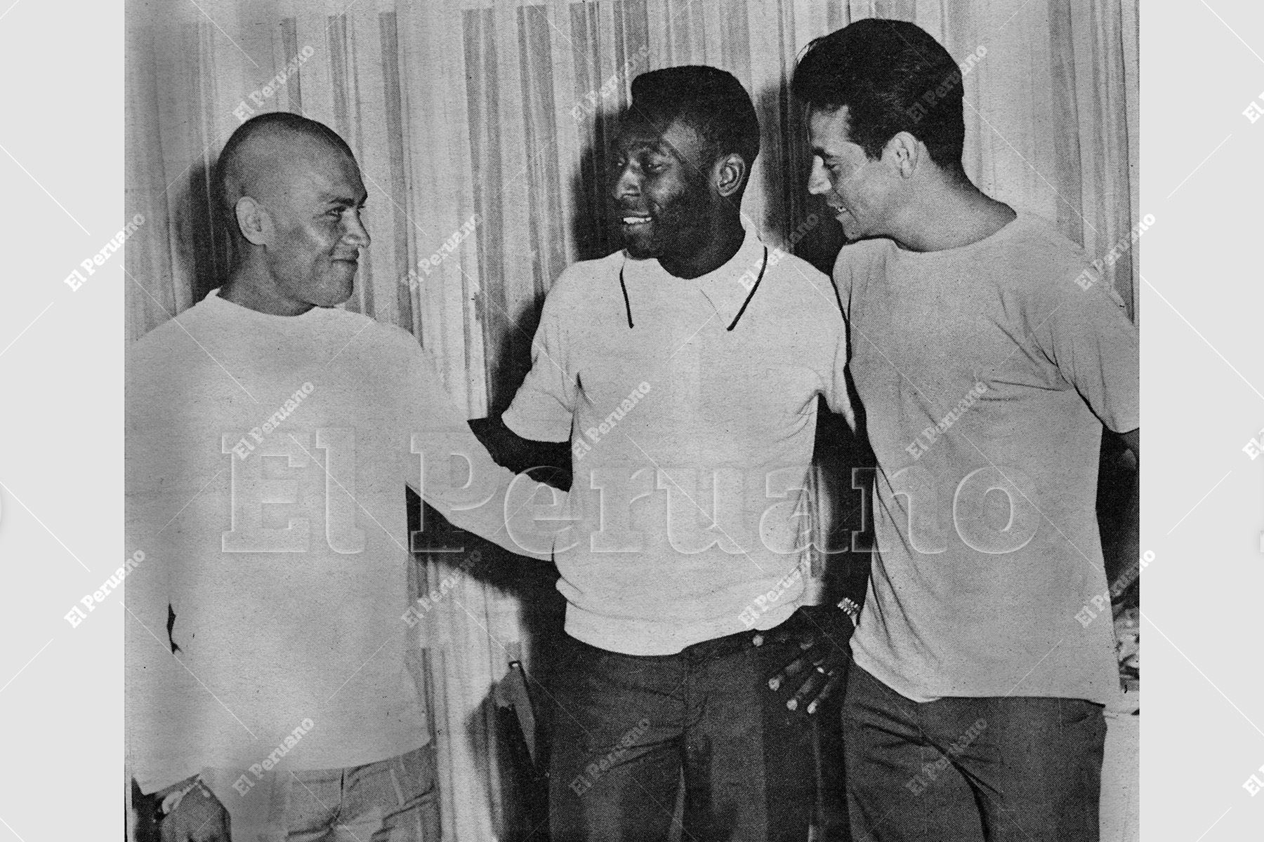 Lima - 23 enero 1970 / Pelé junto a Hugo Sotil y Oswaldo "Cachito" Ramírez  conversan sobre las posibilidades de Perú y Brasil en el mundial de México 70. El Rey del fútbol llegó a Lima con el Santos FBC que jugará con Universitario de Deportes en el Estadio Nacional. Foto: Archivo Histórico de El Peruano