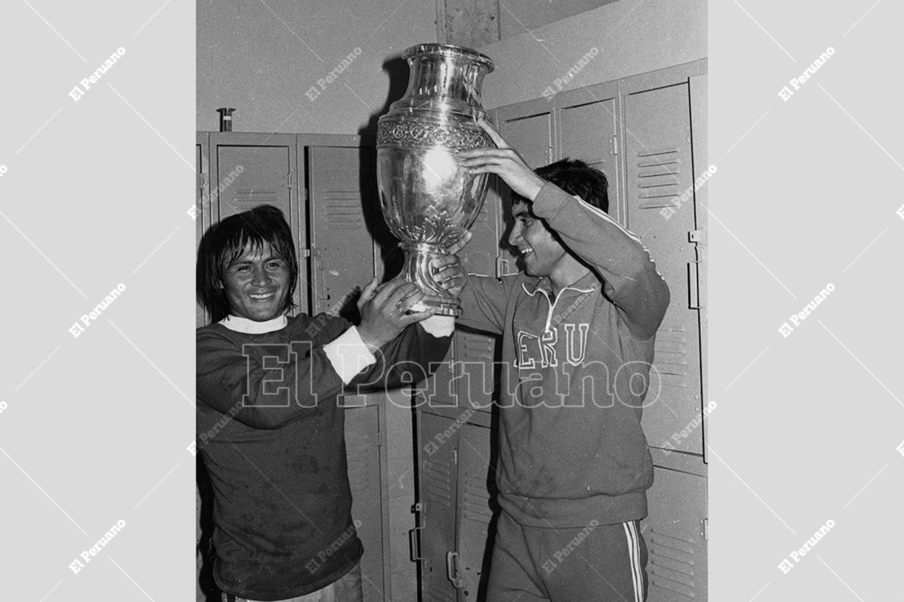 Caracas, Venezuela - 28 octubre 1975 / Hugo Sotil y Juan Carlos Oblitas levantan la Copa América en el camarín peruano. Perú se coronó campeón sudamericano de fútbol al vencer 1 - 0 a Colombia con gol de  Sotil. Foto: Archivo Histórico de El Peruano