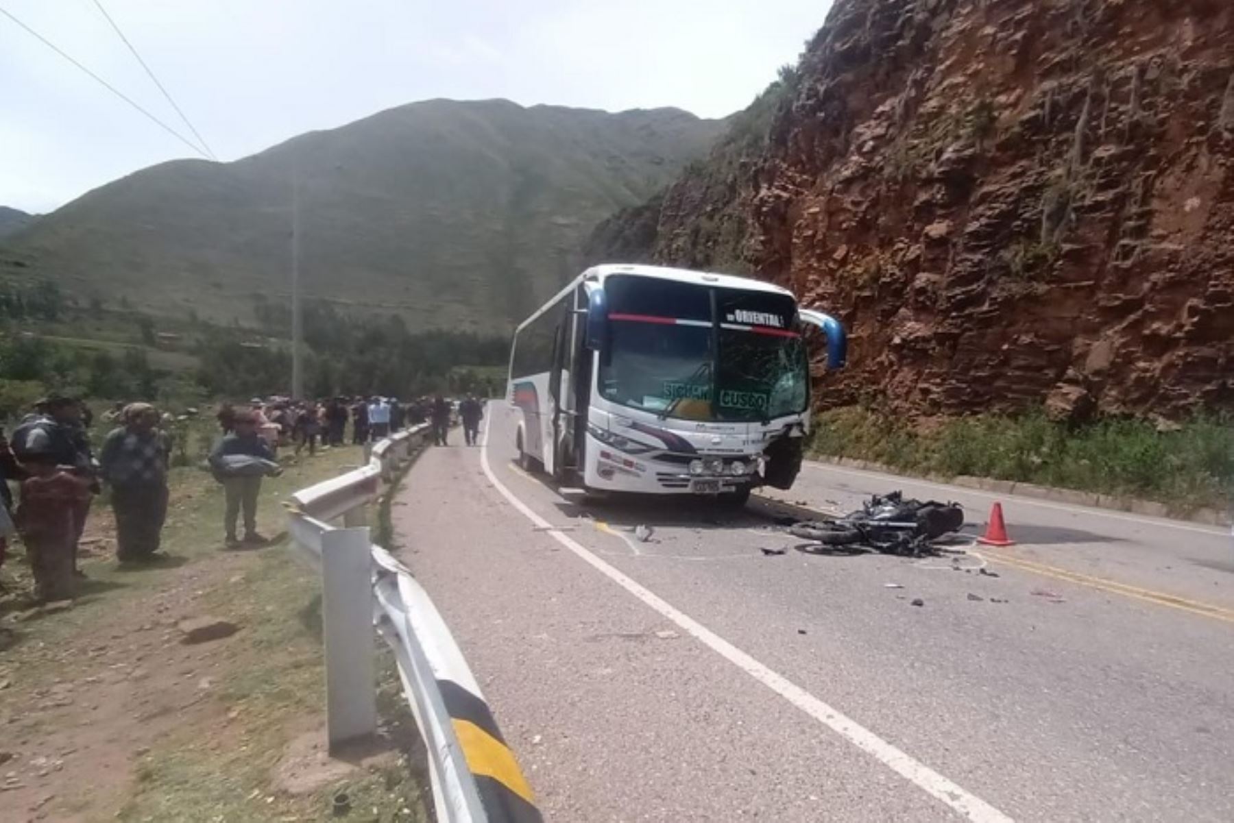 Las víctimas, cuyos cadáveres quedaron a unos metros, fueron identificadas como Hugo Ronald Huamán Huaraya (18) y Rosmery Ccallo Achusi (17).