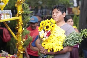 Como todos los años, miles acuden a Mercado de flores de Acho, para las compras por el Año Nuevo, como una muestra de esa costumbre tan peruana de llenar sus vidas con el color amarillo y una innegociable esperanza por un futuro mejor. Foto: ANDINA/Vidal Tarqui