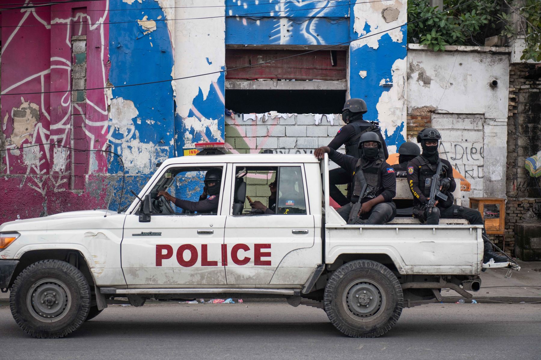 Policías patrullan las calles tras el ataque a un hospital publico, el martes 24 de diciembre en Puerto Príncipe (Haití). Foto: EFE