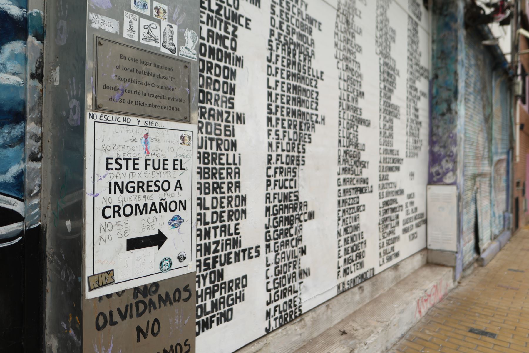 La tragedia de Cromañón sigue resonando en el corazón de Argentina. Es un capítulo que, aunque marcado por el dolor, también evidencia la fortaleza de quienes convirtieron su pérdida en un llamado constante por un “nunca más”. En cada aniversario, el homenaje no solo es a las víctimas, sino también a la esperanza de construir una sociedad más justa y segura.
Foto:EFE