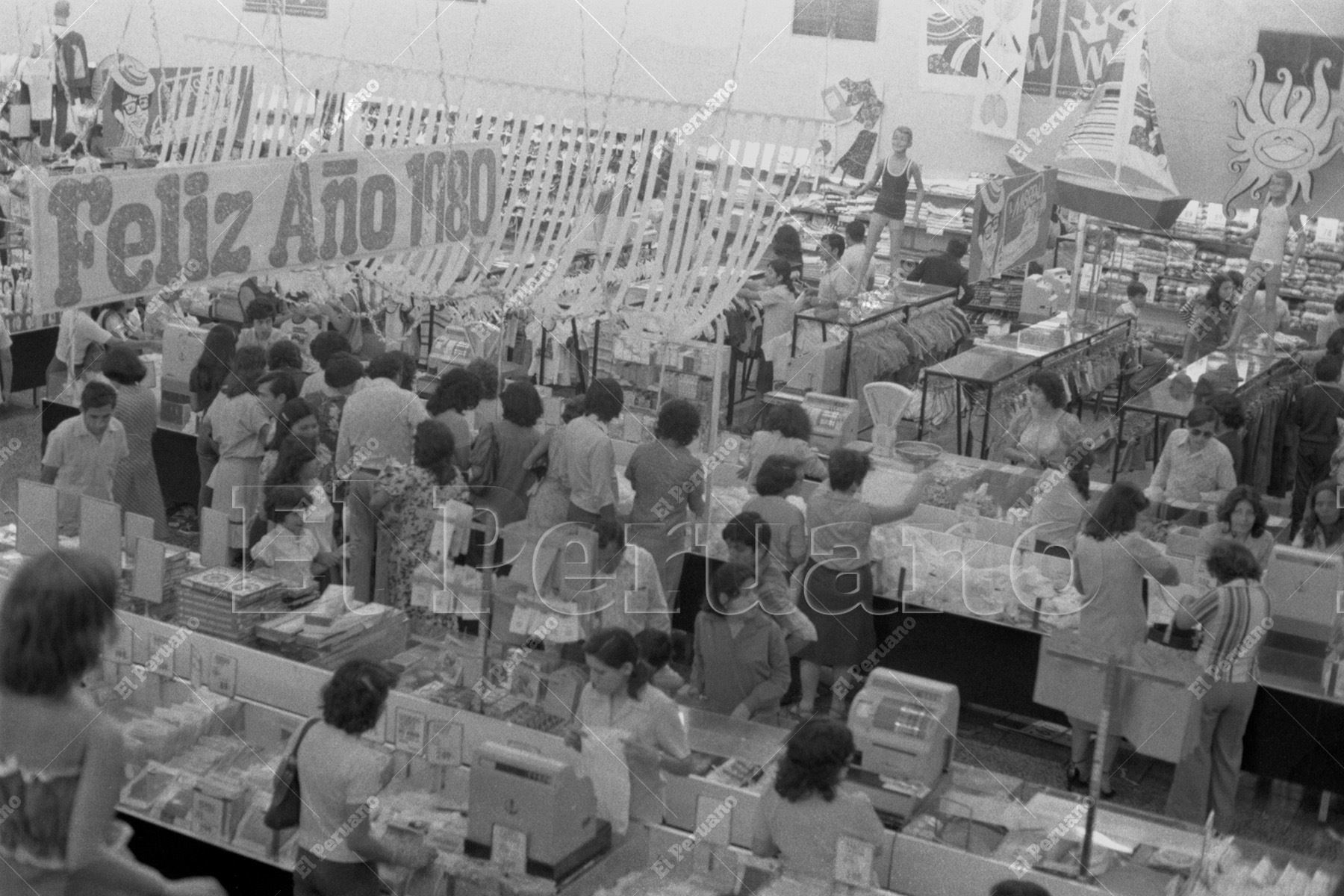 Lima - 31 diciembre 1979 / Limeños compran prendas de vestir y cotillón en tiendas y supermercados para recibir el Año Nuevo 1980. Foto: Archivo Histórico de El Peruano / Bernabé Wong