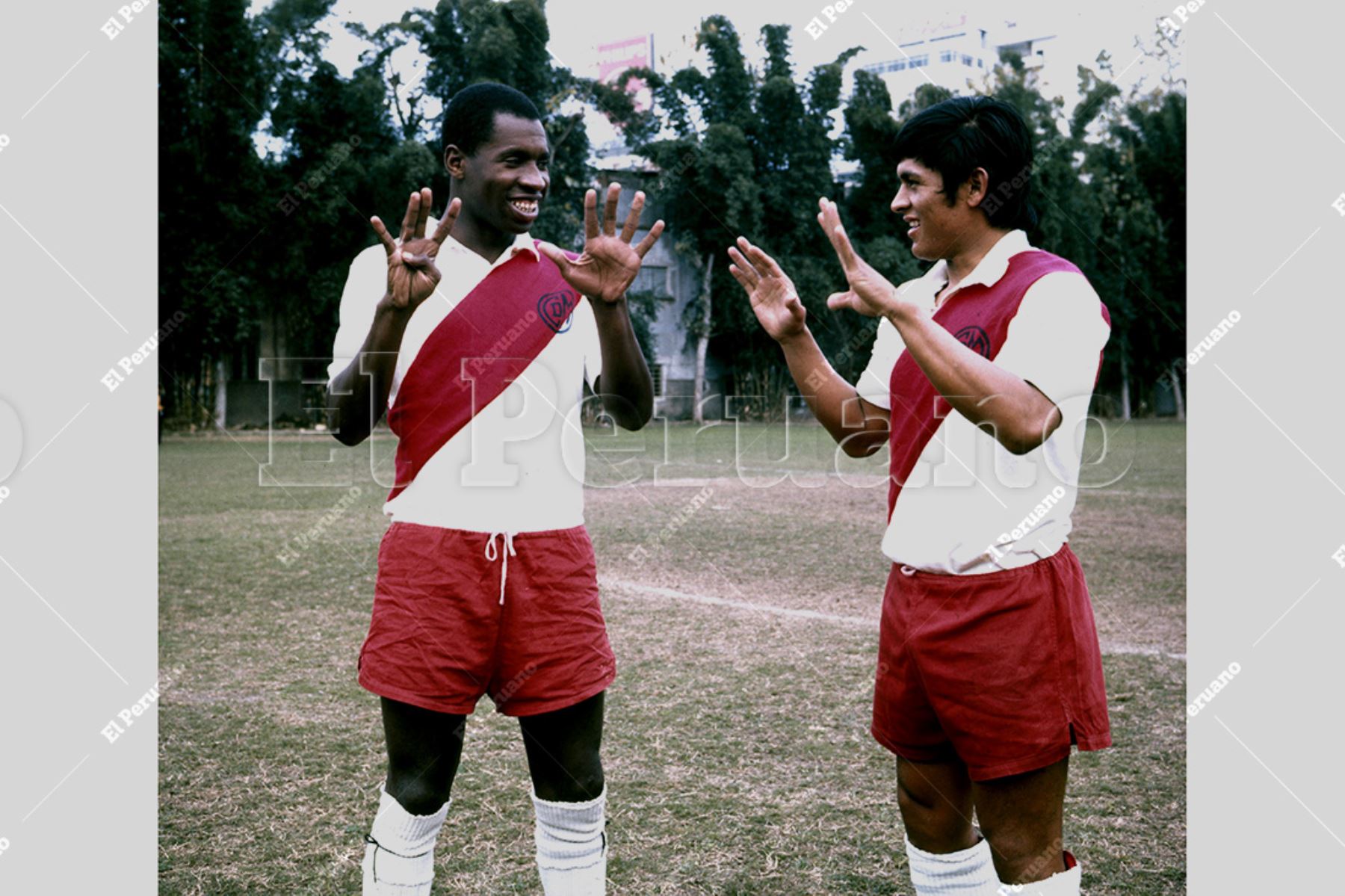 Lima - 19 octubre 1972 /  Manuel Mellán y Hugo Sotil delanteros de Deportivo Municipal. Foto: Archivo Histórico de El Peruano