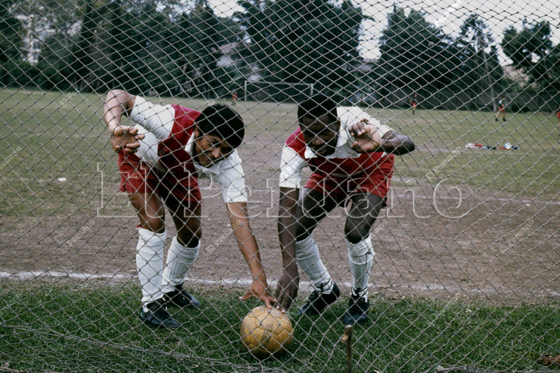 Lima - 1972 / Los delanteros Hugo Sotil y Manuel Mellán vistiendo las sedas del Deportivo Municipal. Foto: Archivo Histórico de El Peruano