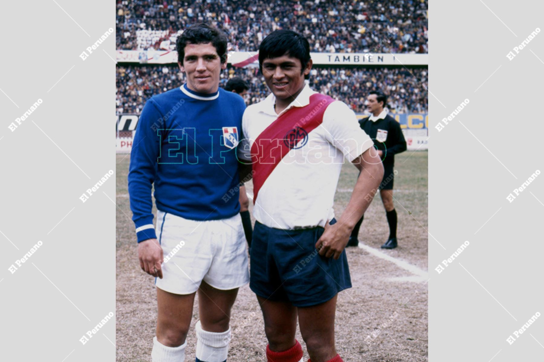 Lima - 1972 / Los mundialistas Hugo Sotil del Deportivo Municipal y Ramón Mifflin de Sporting Cristal. Foto: Archivo Histórico de El Peruano