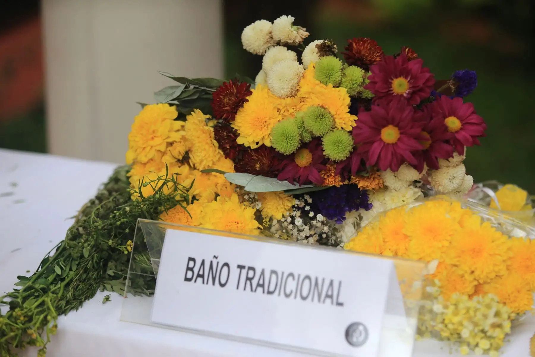 El Instituto Nacional de Salud presenta una mesa demostrativa sobre los baños de florecimiento tradicionales. Así mismo cuenta con la participación de la maestra cusqueña Adela Paz, realiza un ritual de florecimiento sin riesgos para la salud.
Foto: ANDINA/Héctor Vinces