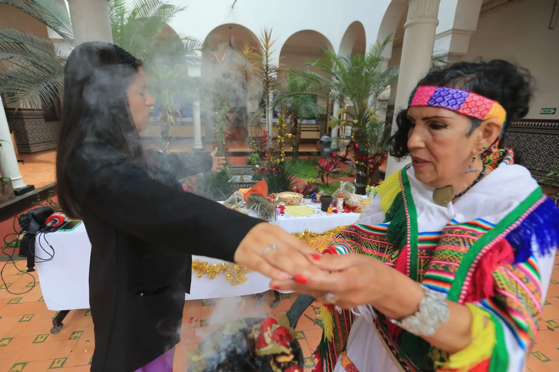 El Instituto Nacional de Salud presenta una mesa demostrativa sobre los baños de florecimiento tradicionales. Así mismo cuenta con la participación de la maestra cusqueña Adela Paz, realiza un ritual de florecimiento sin riesgos para la salud.
Foto: ANDINA/Héctor Vinces