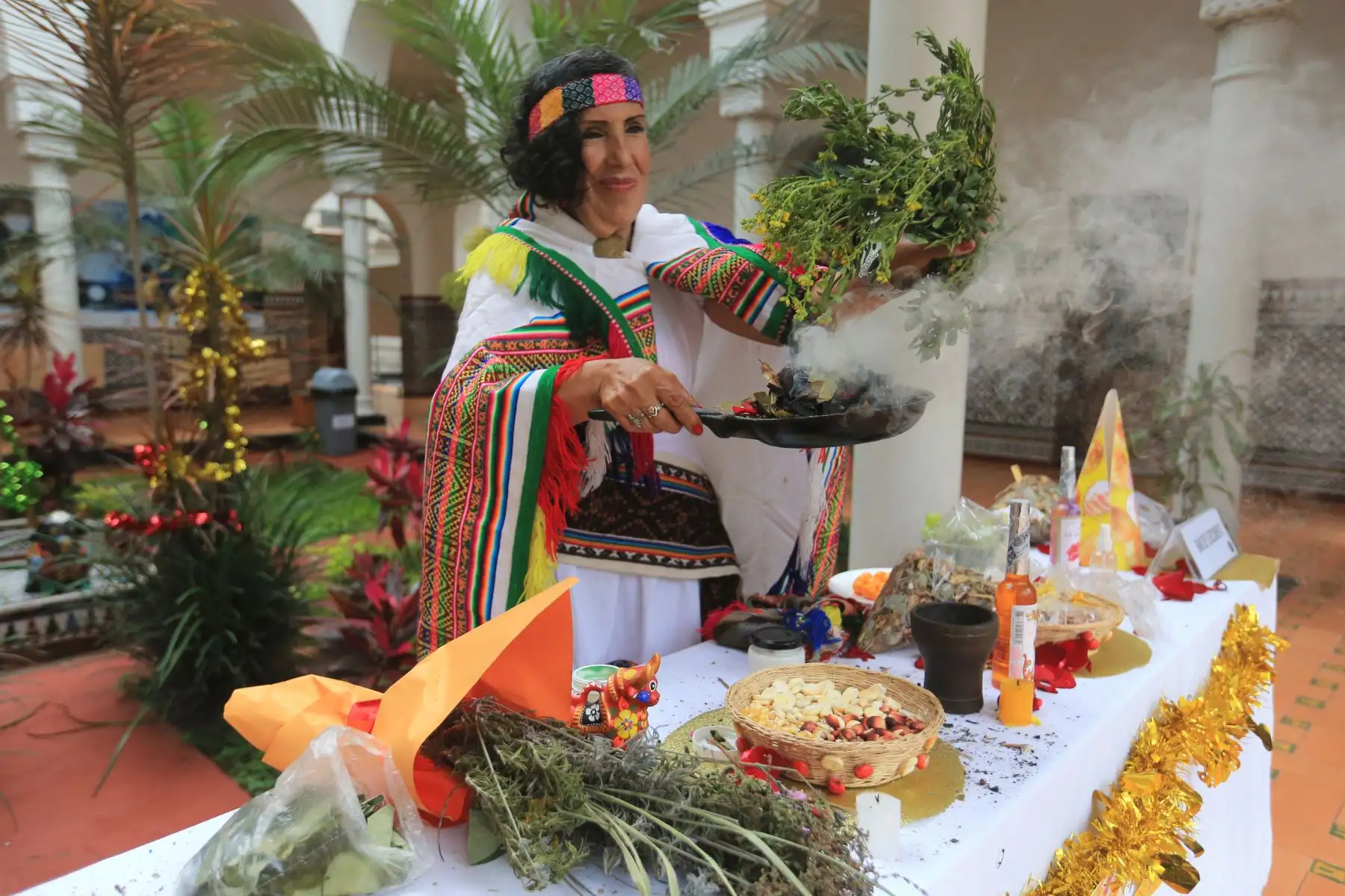 El Instituto Nacional de Salud presenta una mesa demostrativa sobre los baños de florecimiento tradicionales. Así mismo cuenta con la participación de la maestra cusqueña Adela Paz, realiza un ritual de florecimiento sin riesgos para la salud.
Foto: ANDINA/Héctor Vinces