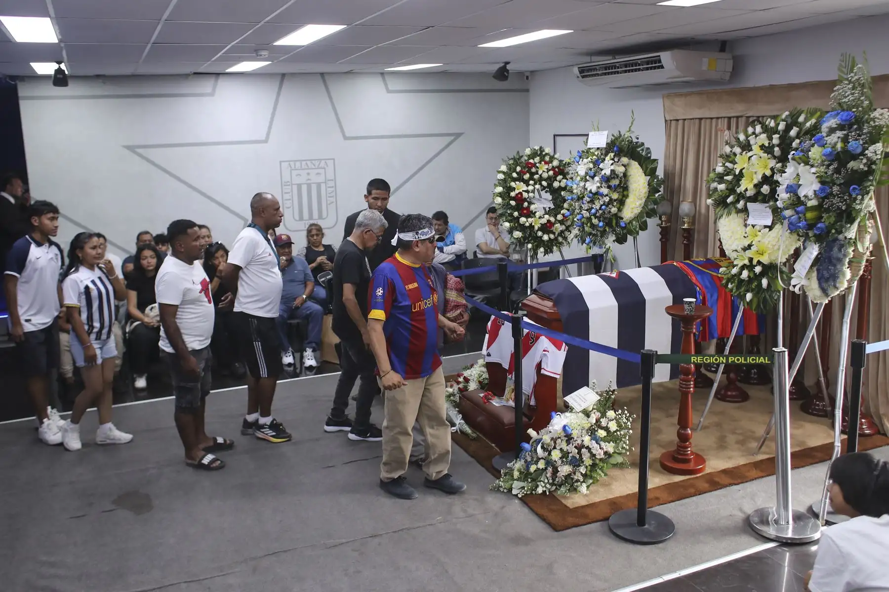 Los restos de Hugo "Cholo" Sotil, leyenda del fútbol peruano, son velados en el estadio Alejandro Villanueva, donde hinchas y seguidores acuden para darle el último adiós. Foto: ANDINA/Jhonel Rodríguez Robles