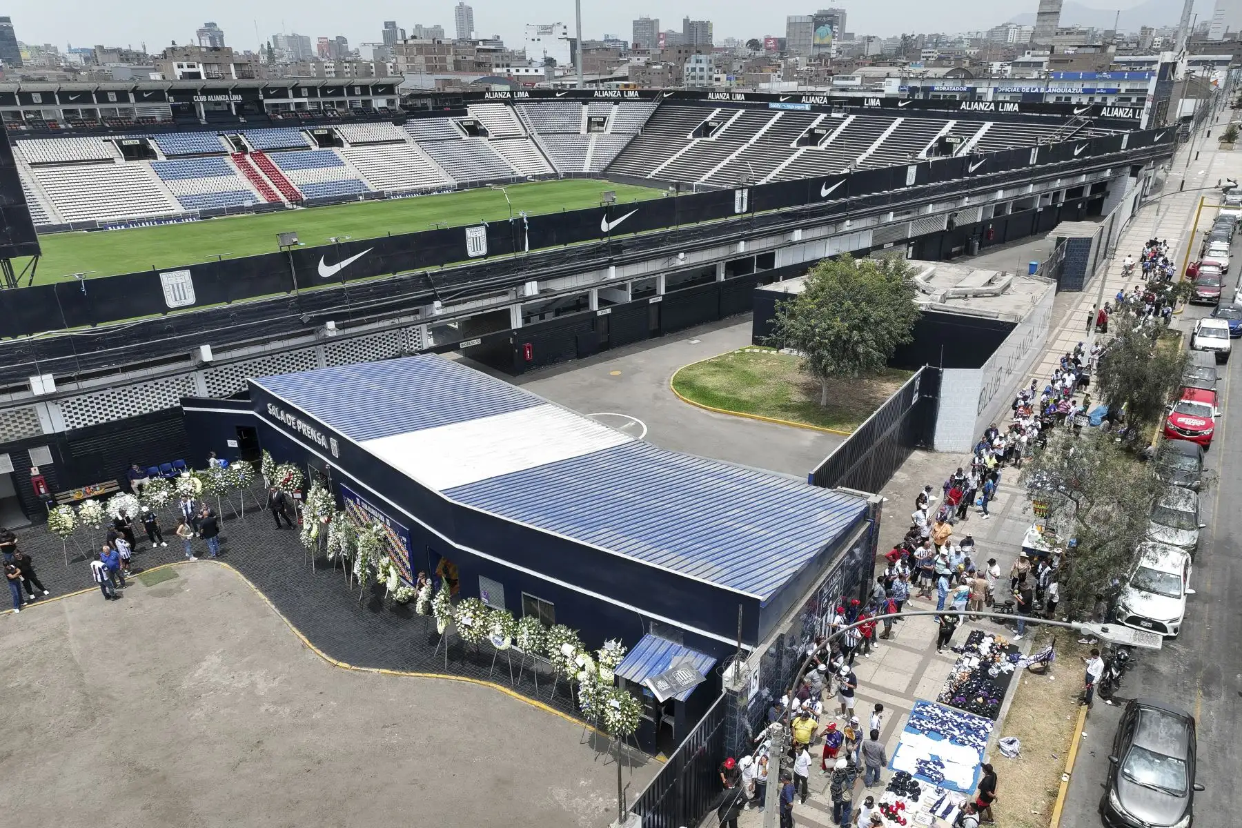 Los restos de Hugo "El Cholo" Sotil, leyenda del fútbol peruano, son velados en el estadio Alejandro Villanueva, donde hinchas y seguidores acuden para darle el último adiós. Foto: ANDINA/Jhonel Rodríguez Robles