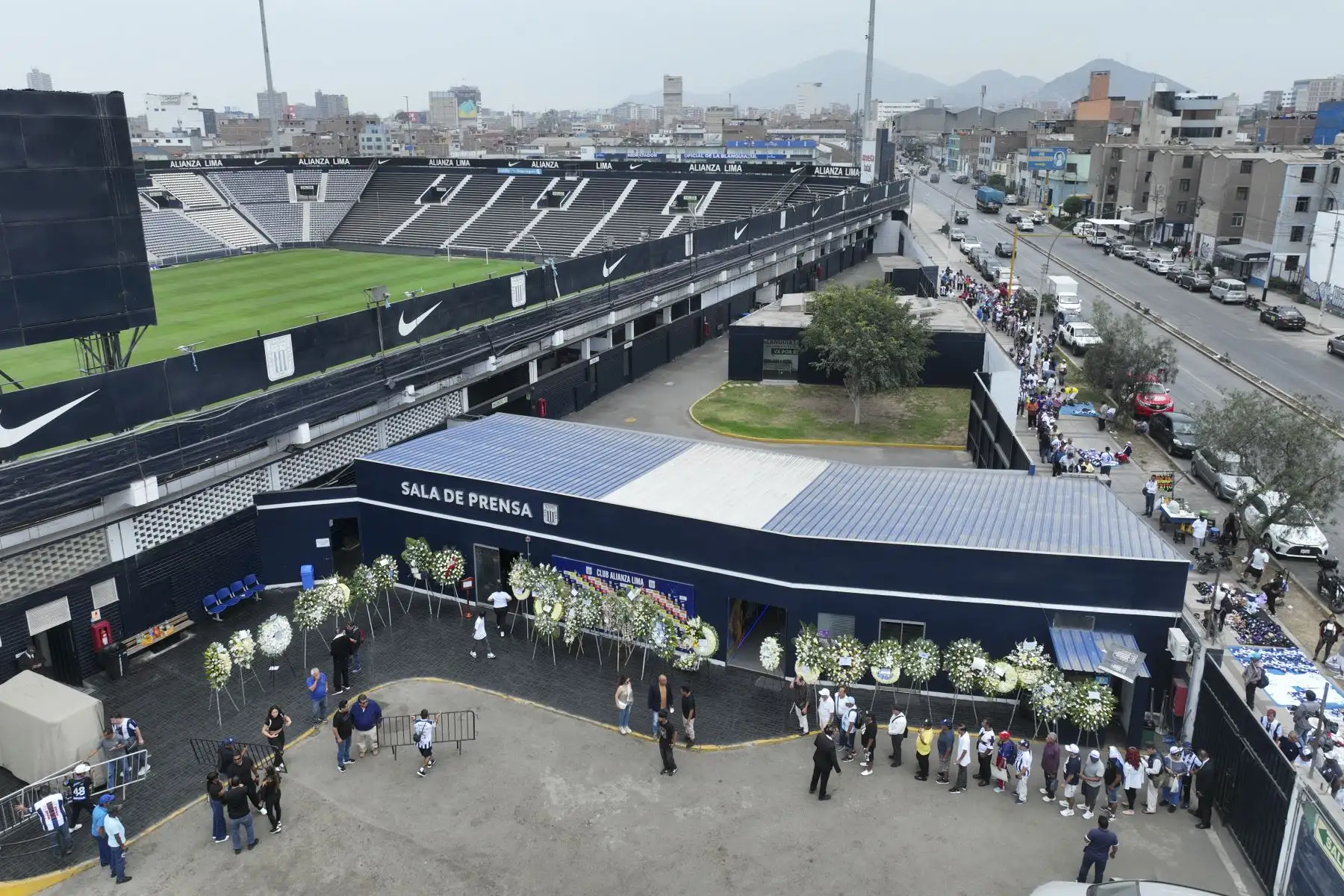 Los restos de Hugo "El Cholo" Sotil, leyenda del fútbol peruano, son velados en el estadio Alejandro Villanueva, donde hinchas y seguidores acuden para darle el último adiós. Foto: ANDINA/Jhonel Rodríguez Robles