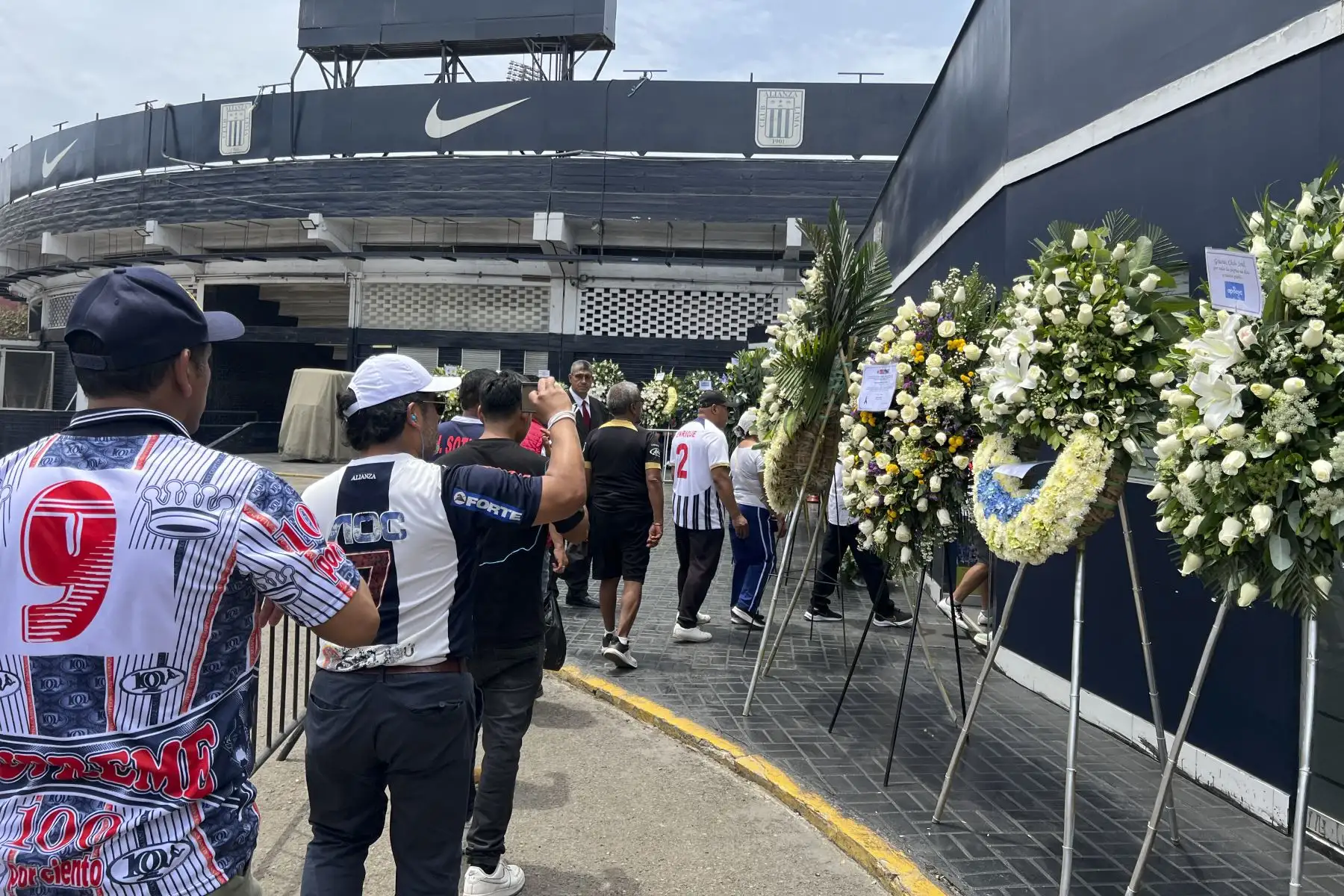 Los restos de Hugo "Cholo" Sotil, leyenda del fútbol peruano, son velados en el estadio Alejandro Villanueva, donde hinchas y seguidores acuden para darle el último adiós. Foto: ANDINA/Jhonel Rodríguez Robles