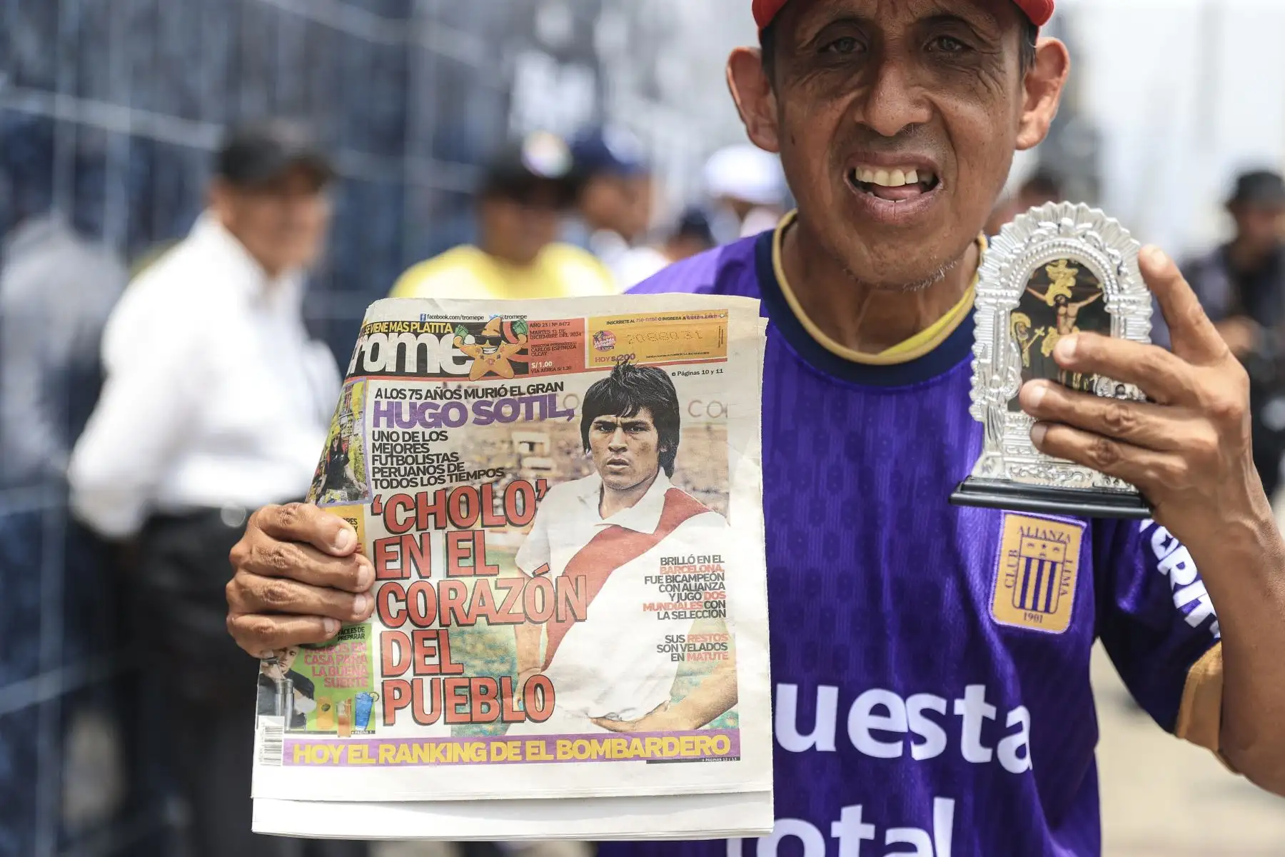 Los restos de Hugo "El Cholo" Sotil, leyenda del fútbol peruano, son velados en el estadio Alejandro Villanueva, donde hinchas y seguidores acuden para darle el último adiós. Foto: ANDINA/Jhonel Rodríguez Robles