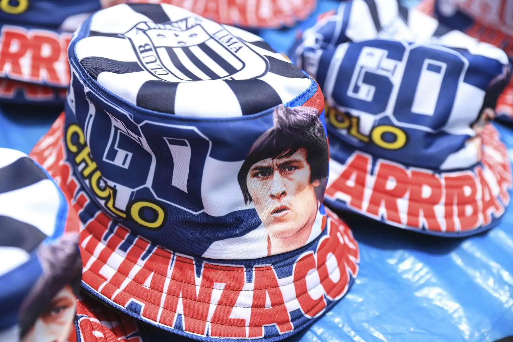 Los restos de Hugo "El Cholo" Sotil, leyenda del fútbol peruano, son velados en el estadio Alejandro Villanueva, donde hinchas y seguidores acuden para darle el último adiós. Foto: ANDINA/Jhonel Rodríguez Robles