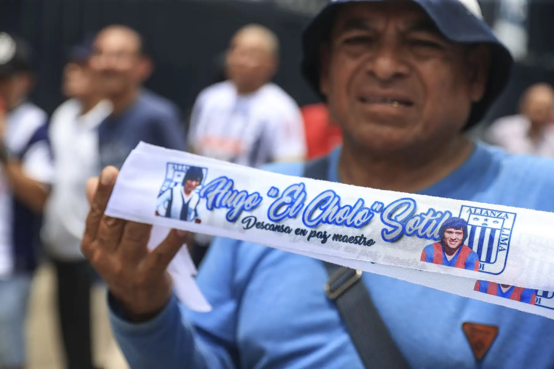 Los restos de Hugo "El Cholo" Sotil, leyenda del fútbol peruano, son velados en el estadio Alejandro Villanueva, donde hinchas y seguidores acuden para darle el último adiós. Foto: ANDINA/Jhonel Rodríguez Robles