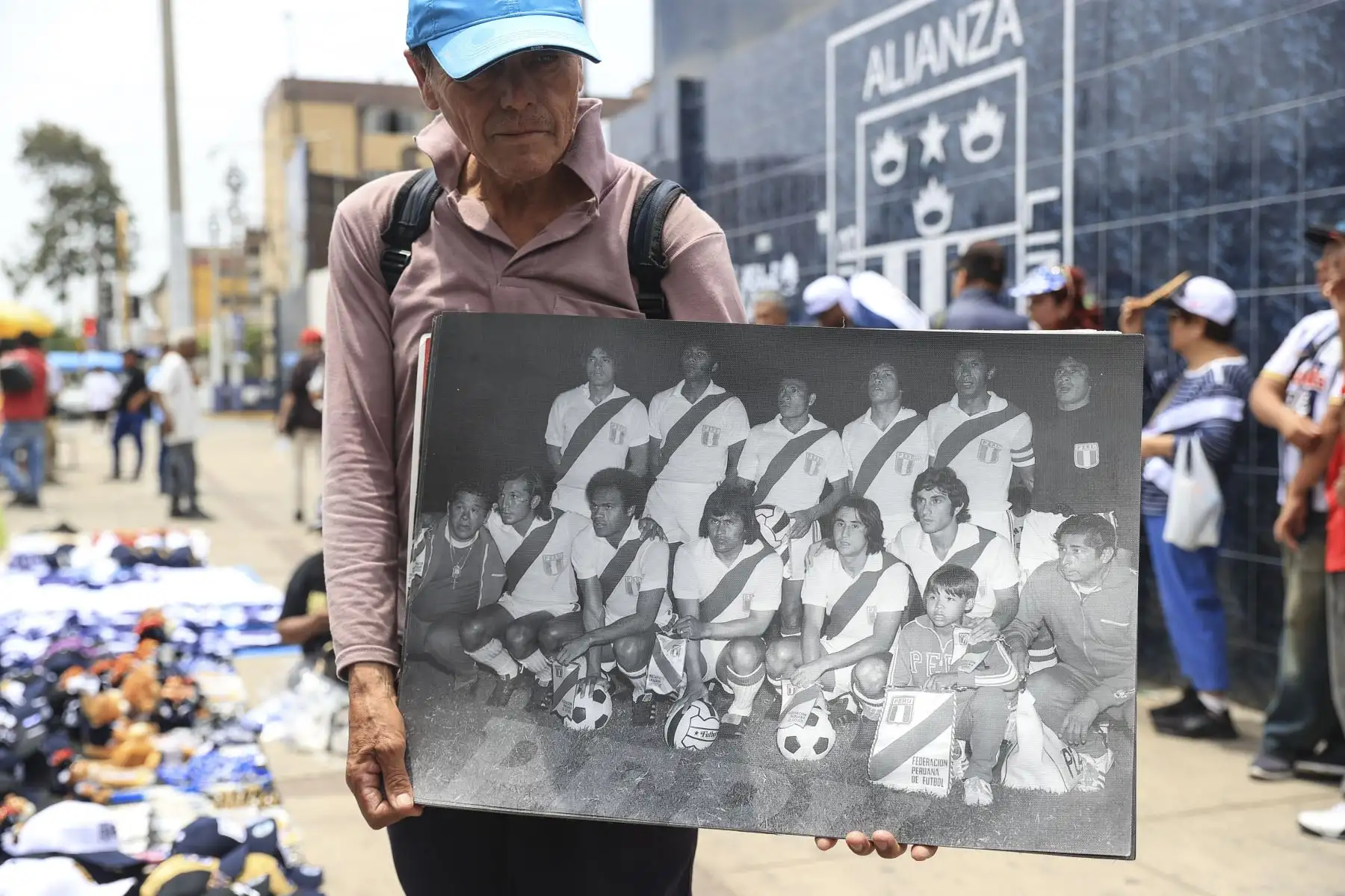 Los restos de Hugo "El Cholo" Sotil, leyenda del fútbol peruano, son velados en el estadio Alejandro Villanueva, donde hinchas y seguidores acuden para darle el último adiós. Foto: ANDINA/Jhonel Rodríguez Robles