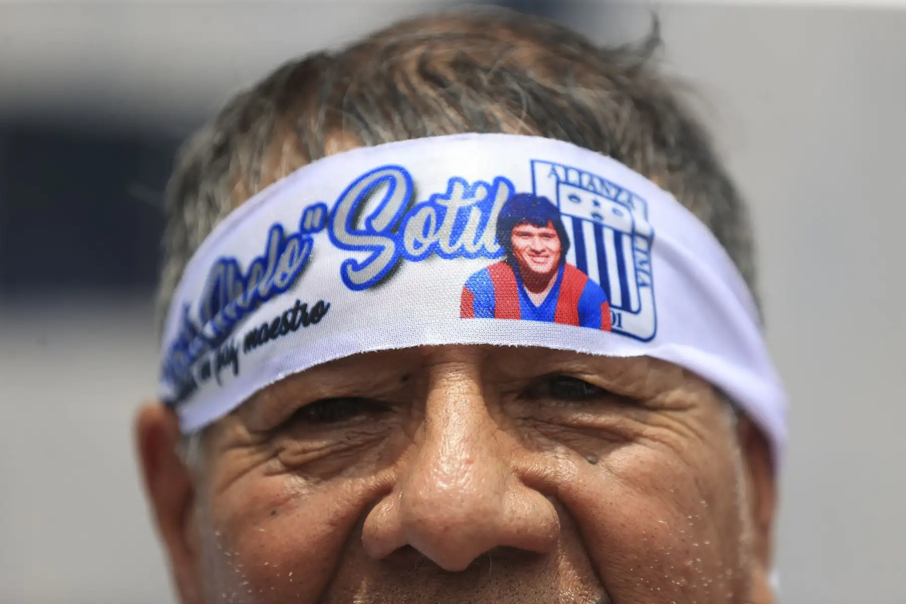 Los restos de Hugo "Cholo" Sotil, leyenda del fútbol peruano, son velados en el estadio Alejandro Villanueva, donde hinchas y seguidores acuden para darle el último adiós. Foto: ANDINA/Jhonel Rodríguez Robles