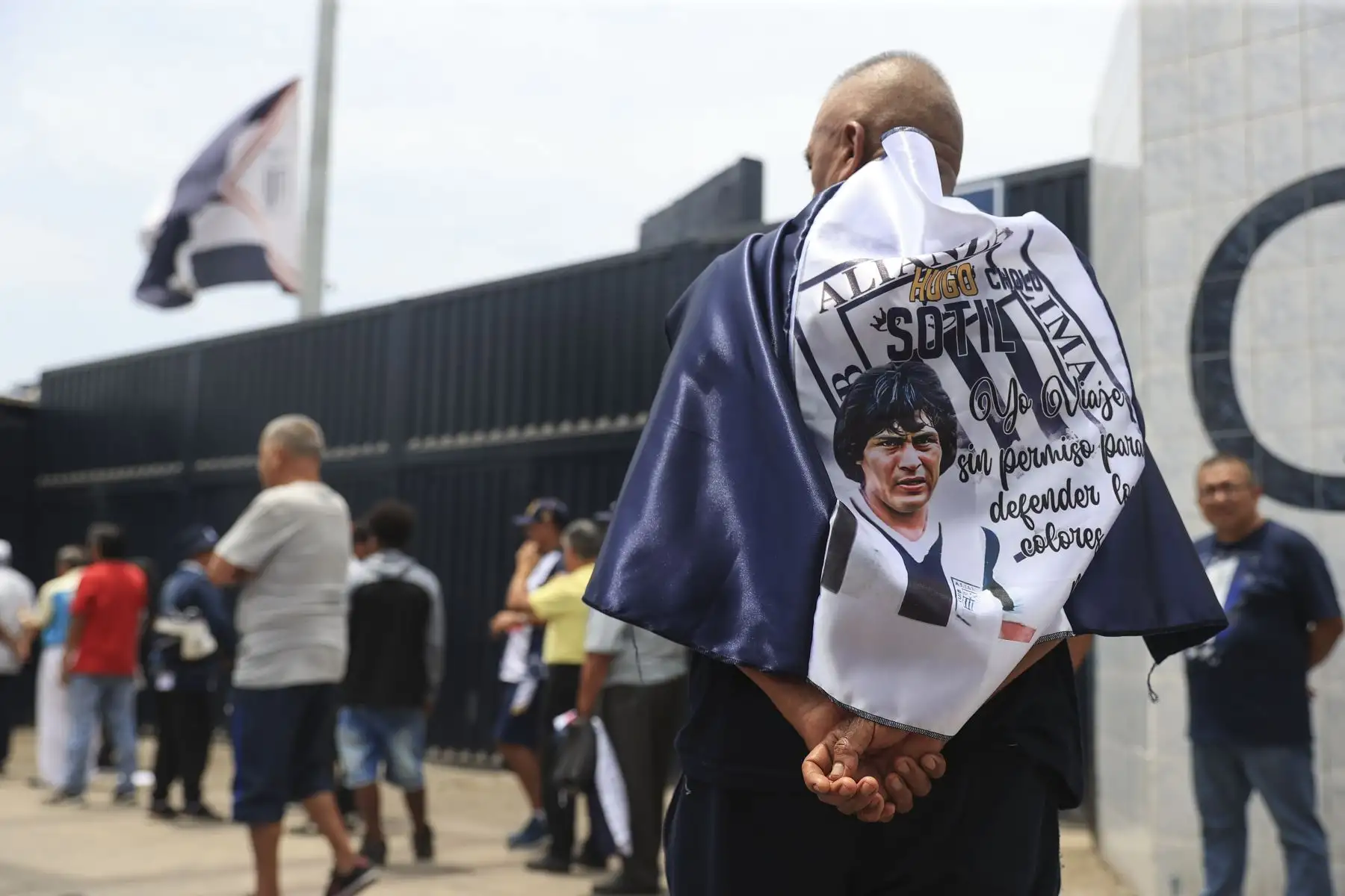 Los restos de Hugo "Cholo" Sotil, leyenda del fútbol peruano, son velados en el estadio Alejandro Villanueva, donde hinchas y seguidores acuden para darle el último adiós. Foto: ANDINA/Jhonel Rodríguez Robles